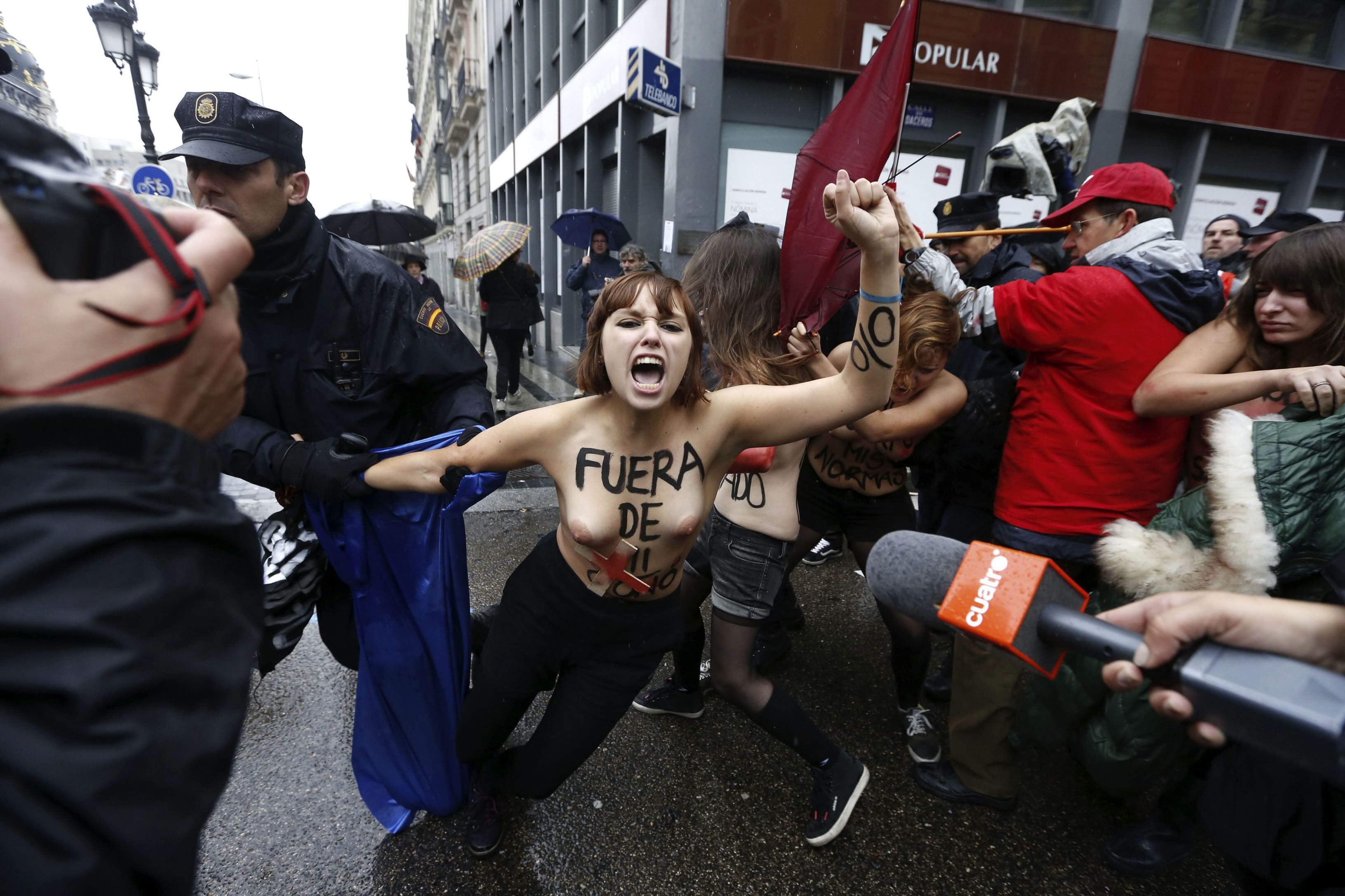 Detenidas cinco activistas de Femen tras irrumpir en una marcha antiabortista