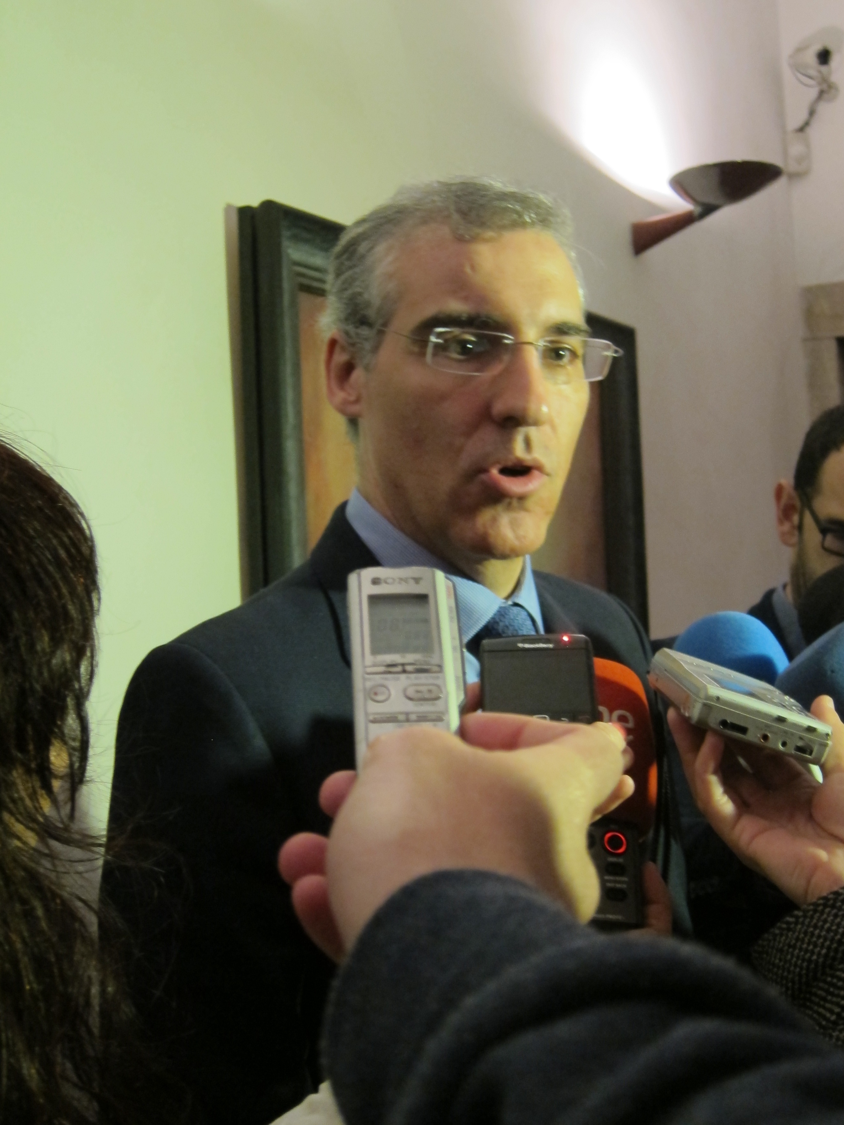 Conde insiste en que las ofertas por Novagalicia Banco deben tener un «compromiso inequívoco» con Galicia