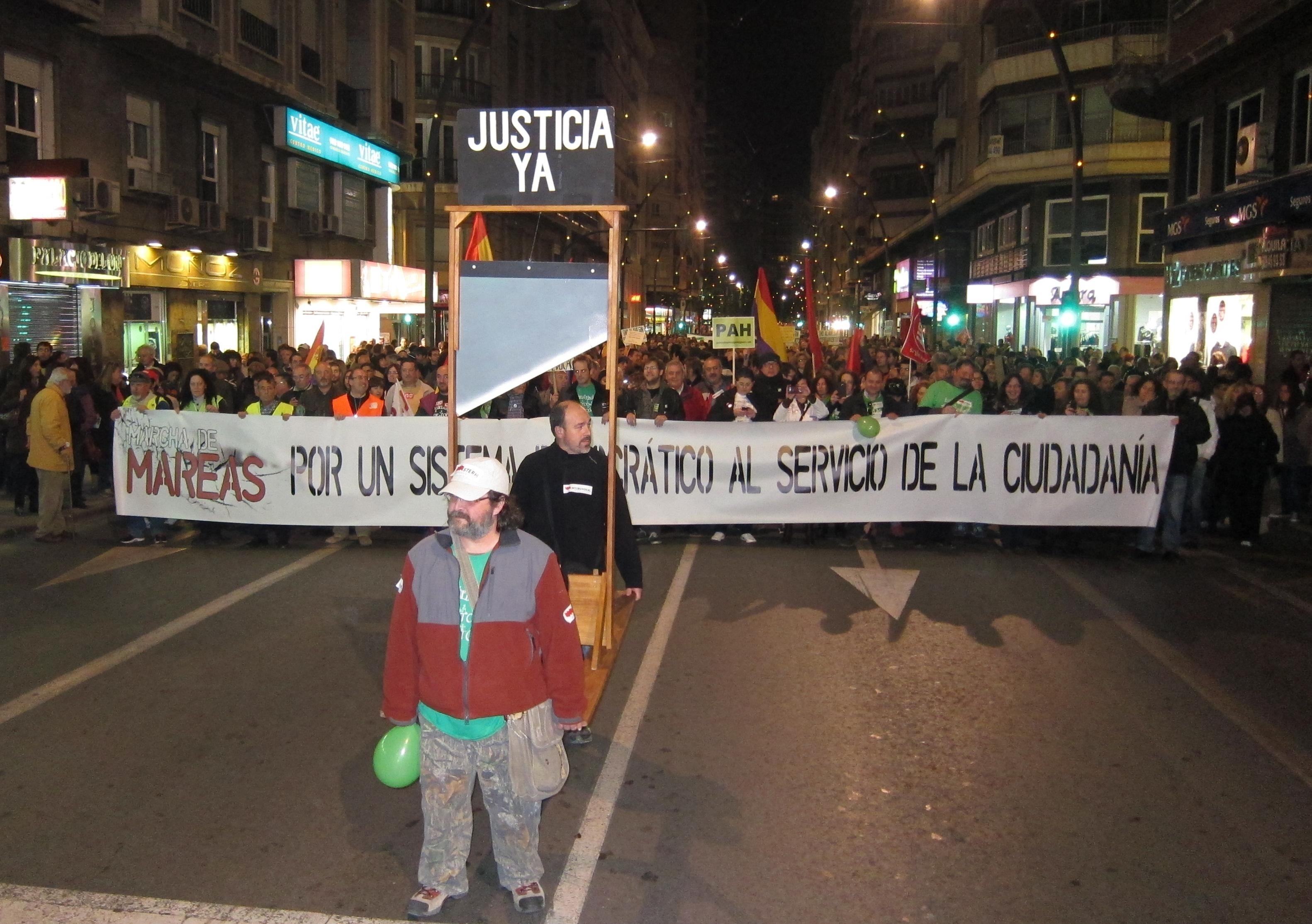 Una marcha multicolor de miles de personas reclama en Murcia el fin de los recortes y unos servicios públicos de calidad
