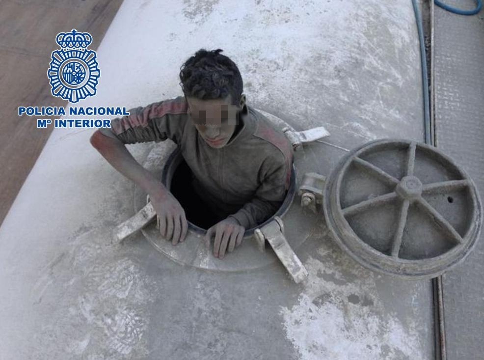 Localizan a once jóvenes ocultos en un camión cisterna y entre cartones prensados en el puerto de Melilla
