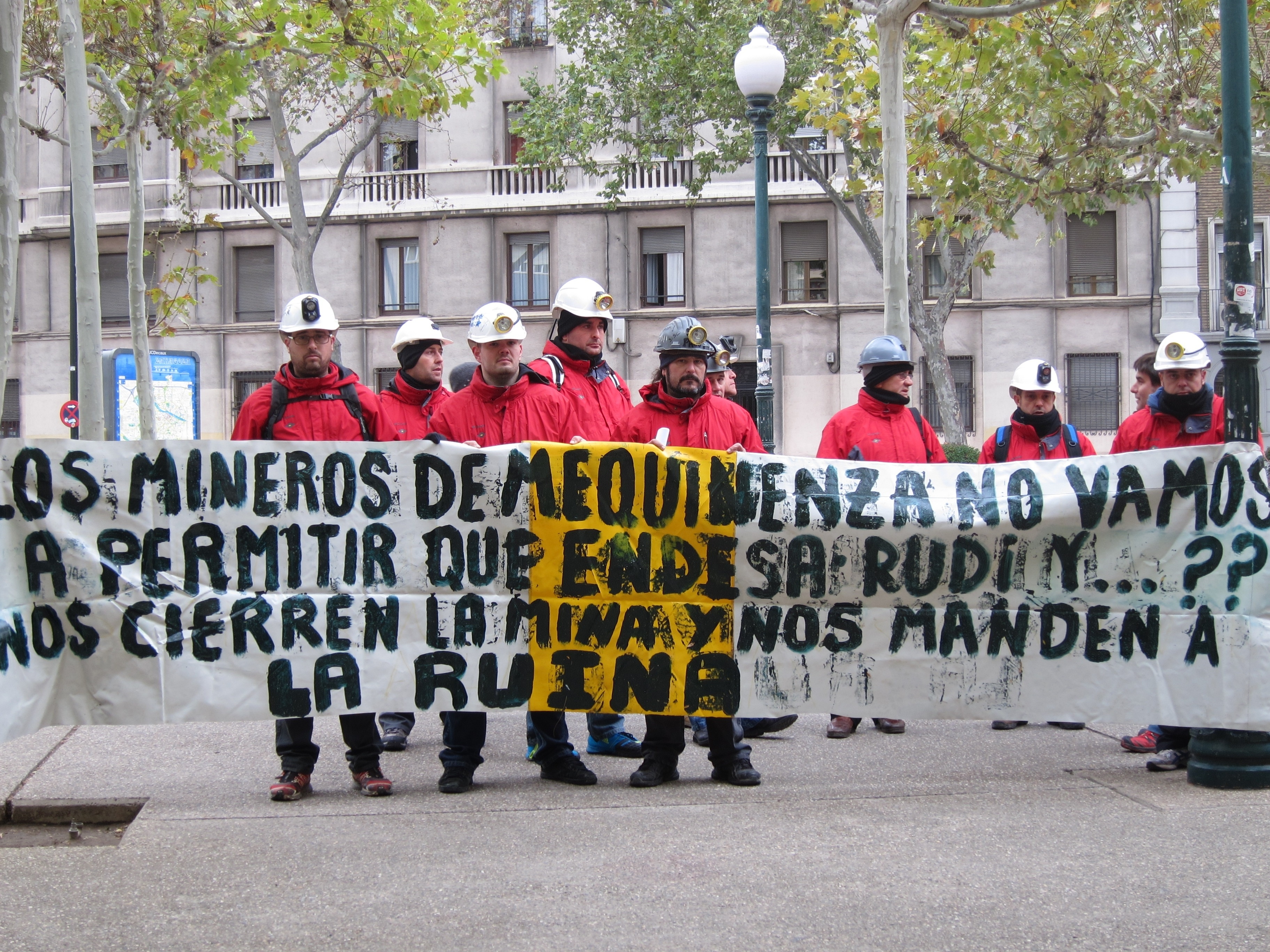 Los mineros de Mequinenza (Zaragoza) continúan su encierro en la Basílica del Pilar