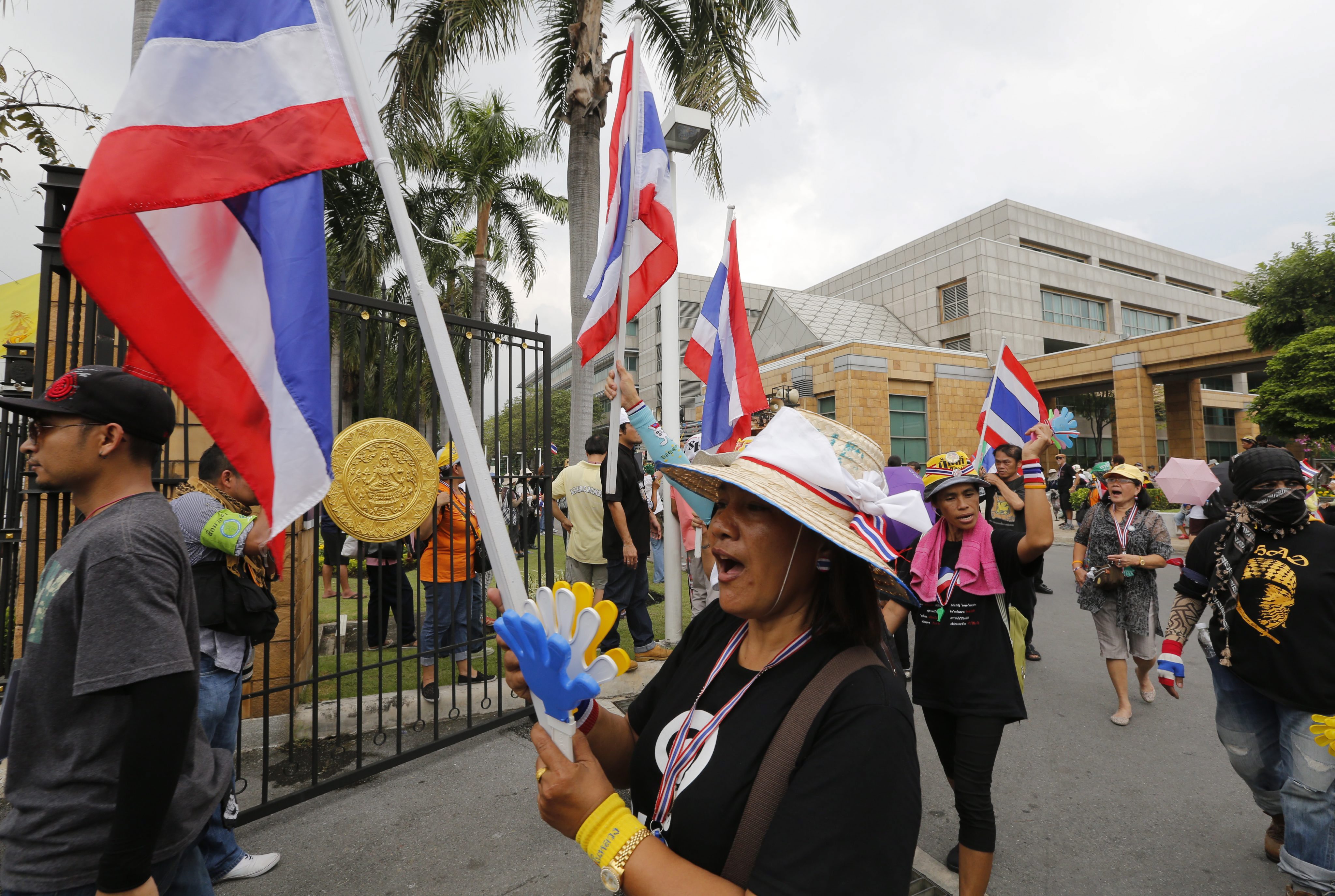 Los manifestantes antigubernamentales ocupan varios ministerios en Tailandia