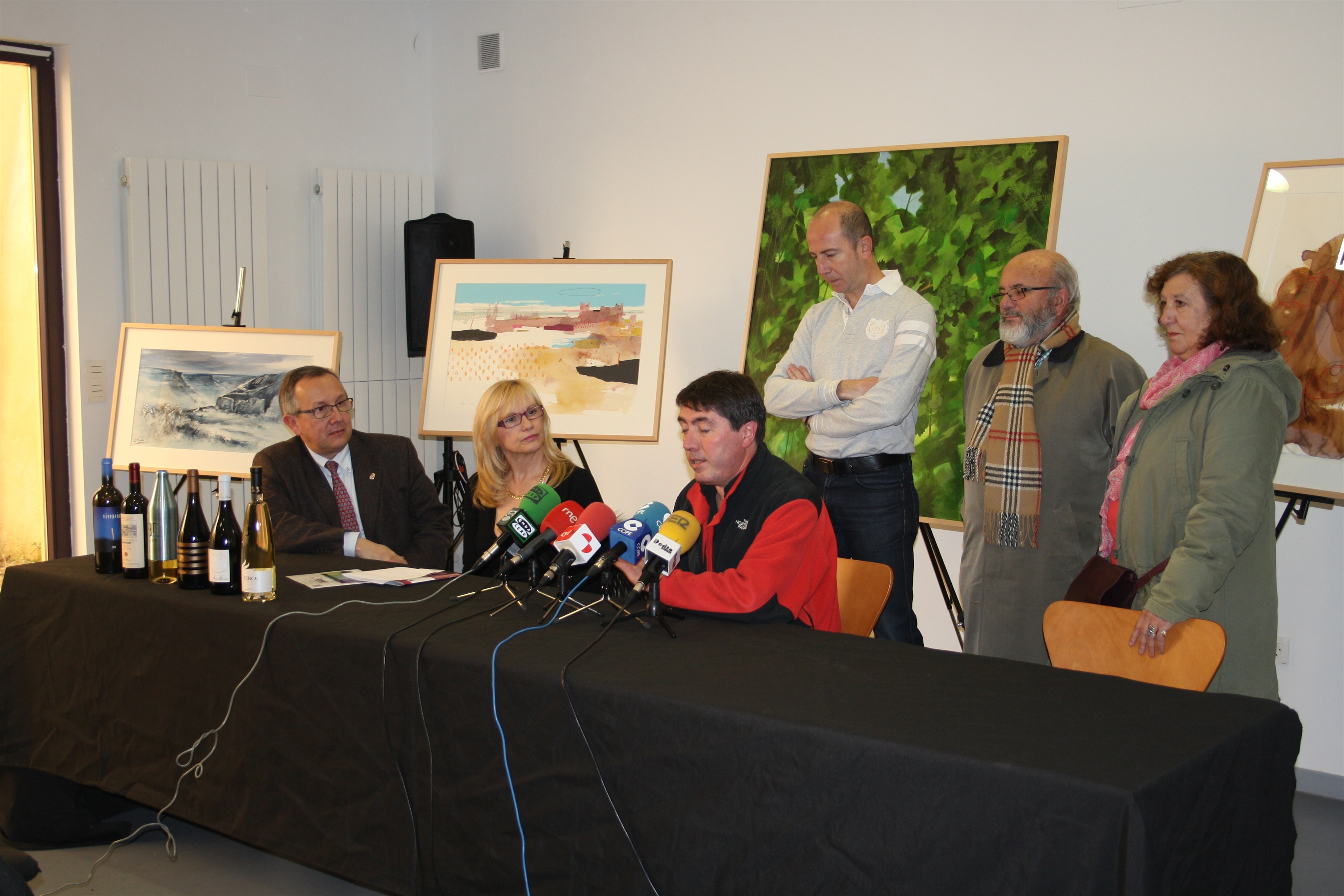 Seis pintores segovianos donan obras inspiradas en bodegas de la provincia para recaudar fondos para Amref