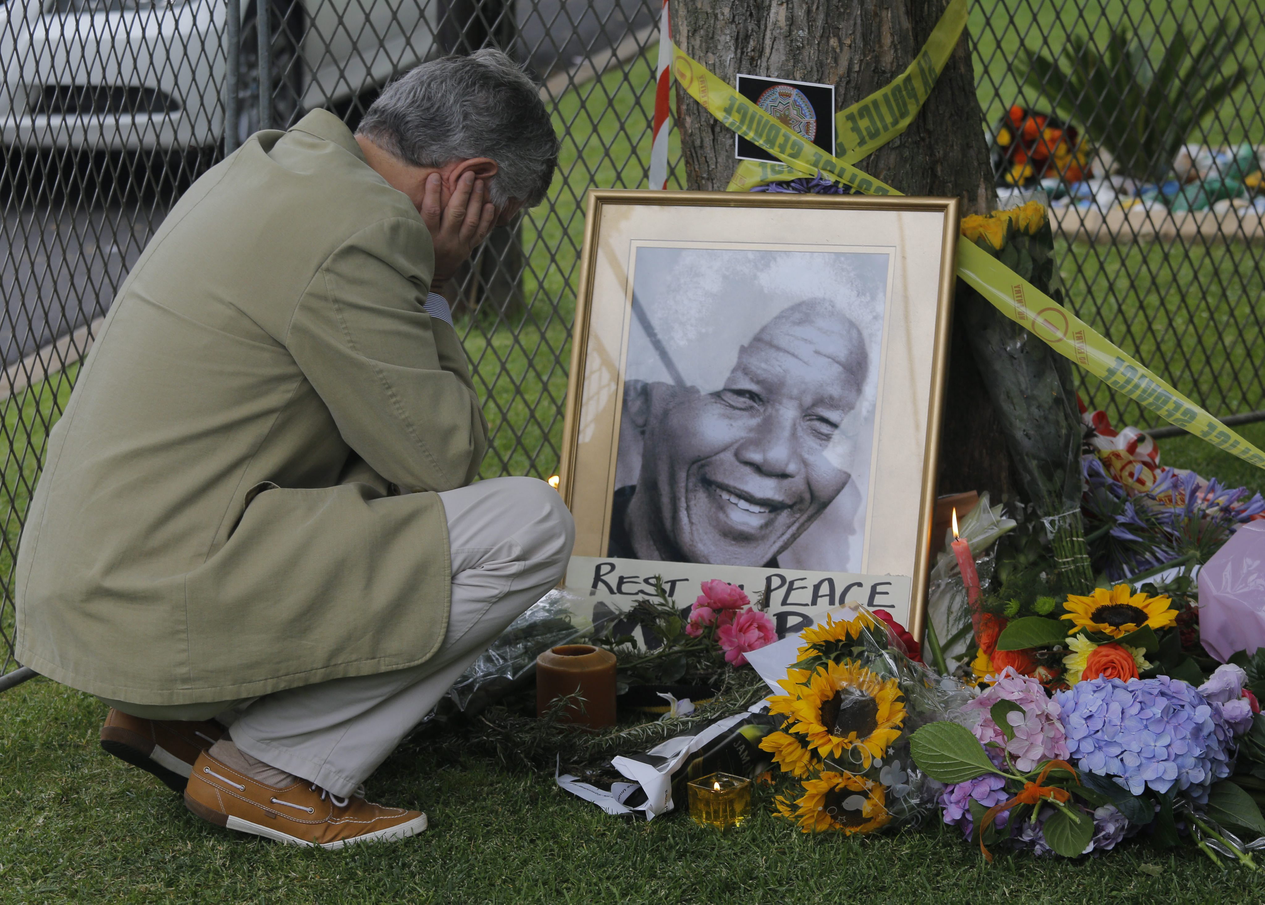 La tristeza por la muerte de Mandela recorre todos los rincones de Sudáfrica