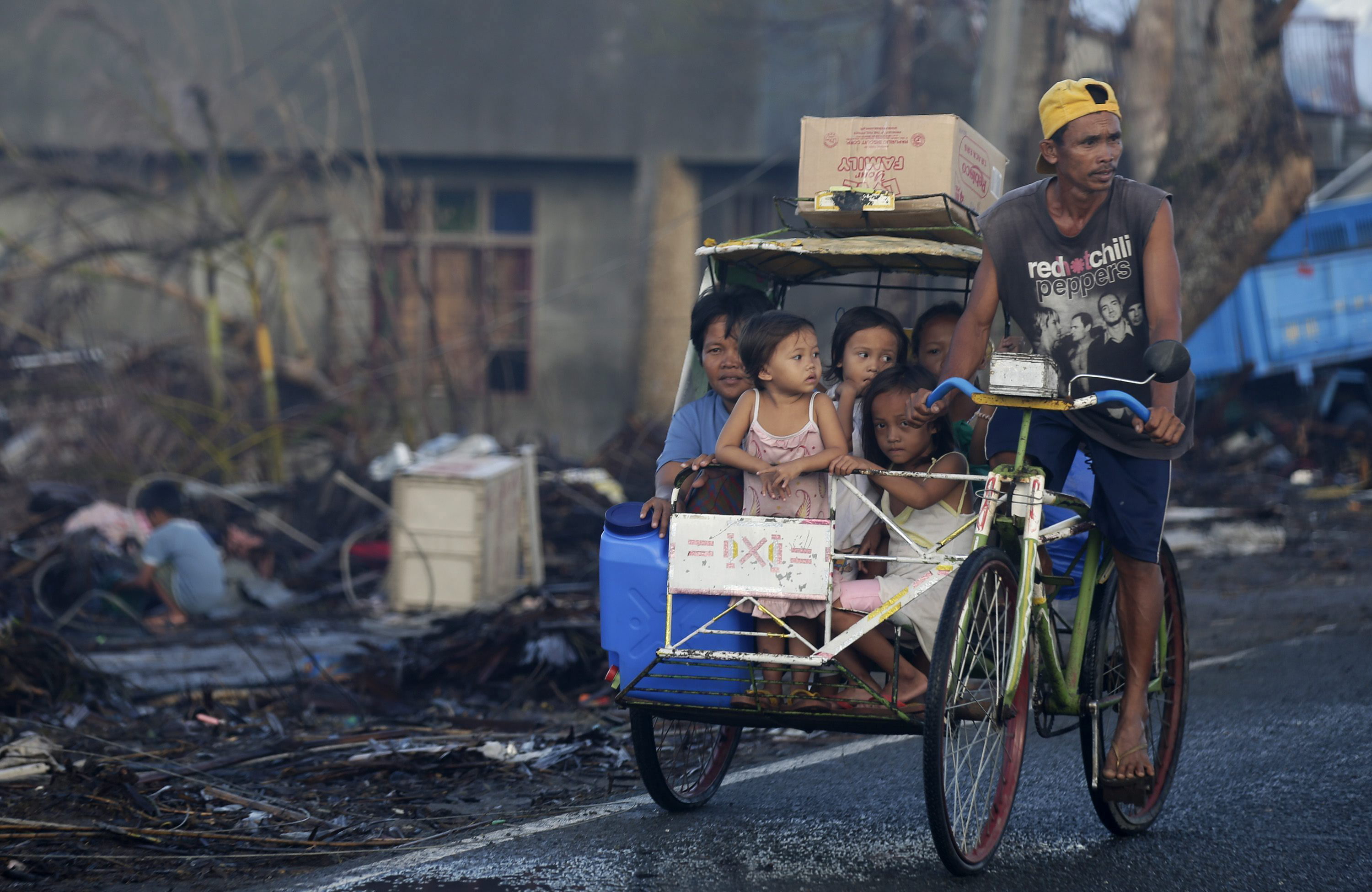 Las consecuencias del tifón Yolanda persisten un mes después