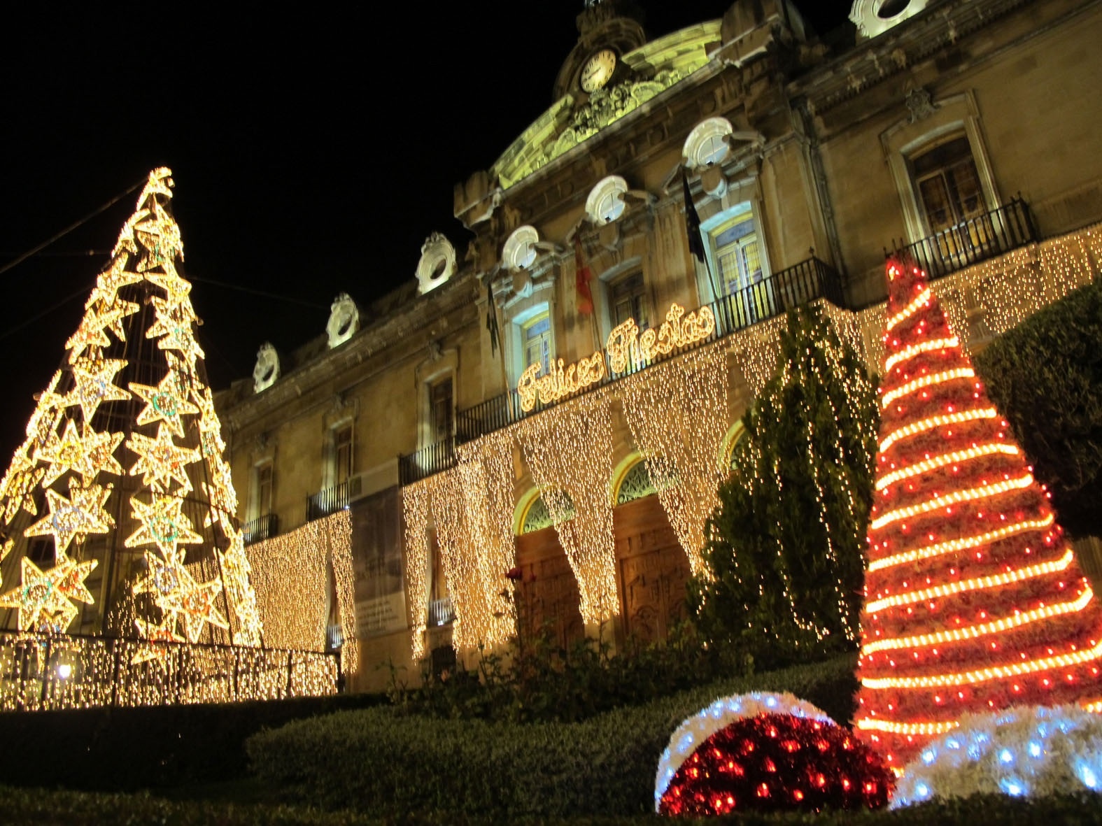 El Palacio Provincial de la Diputación estrena iluminación especial de Navidad para cerrar el año del Bicentenario