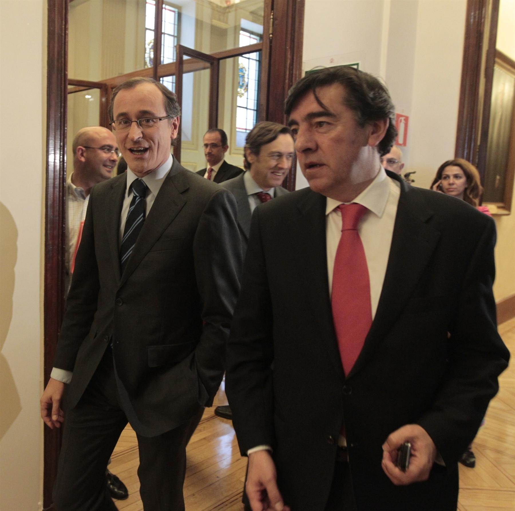 Los diputados del PP arropan a Fernández Díaz tras las críticas por las leyes de seguridad