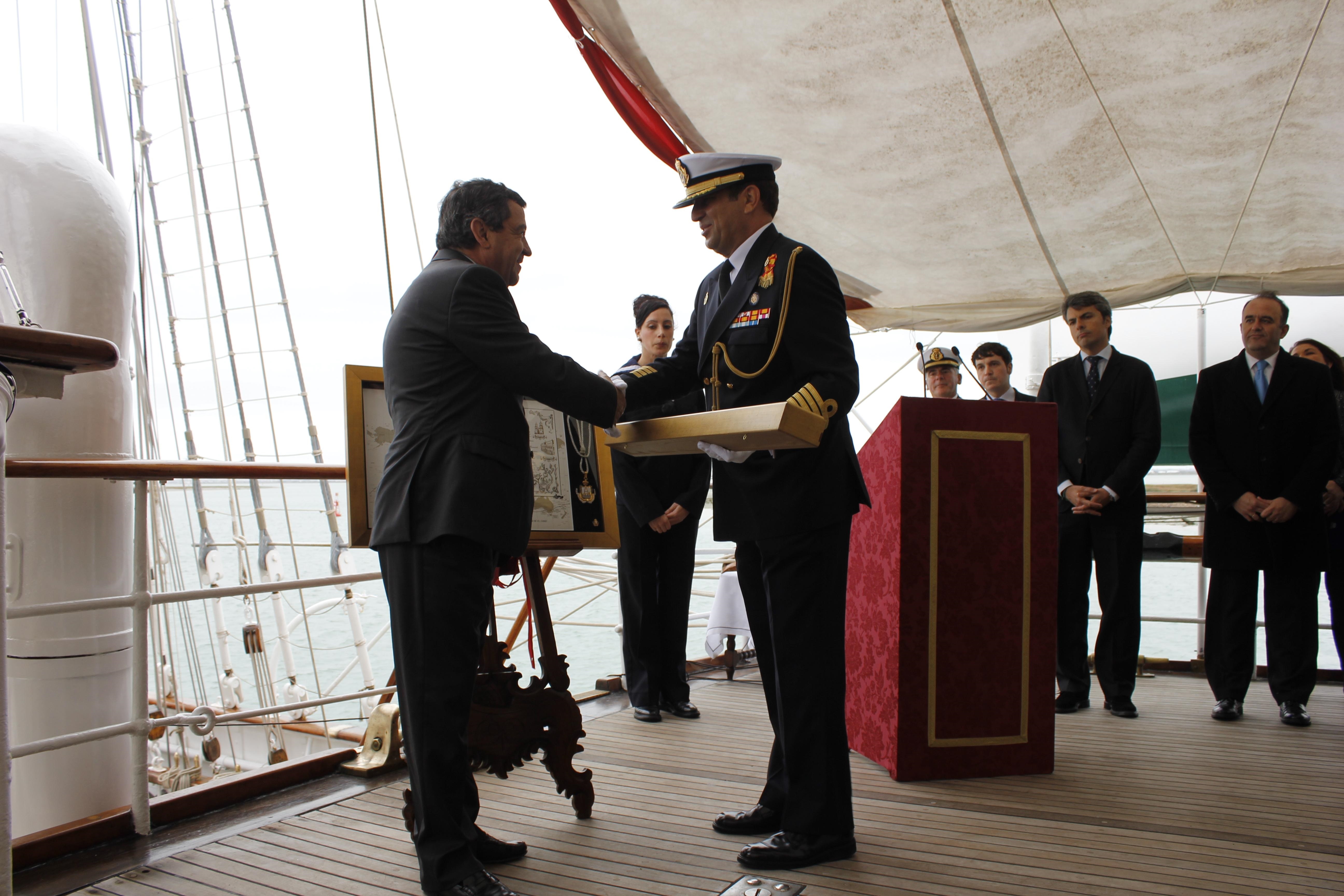 El »Juan Sebastián de Elcano» recibe el título de alcalde honorario de San Fernando