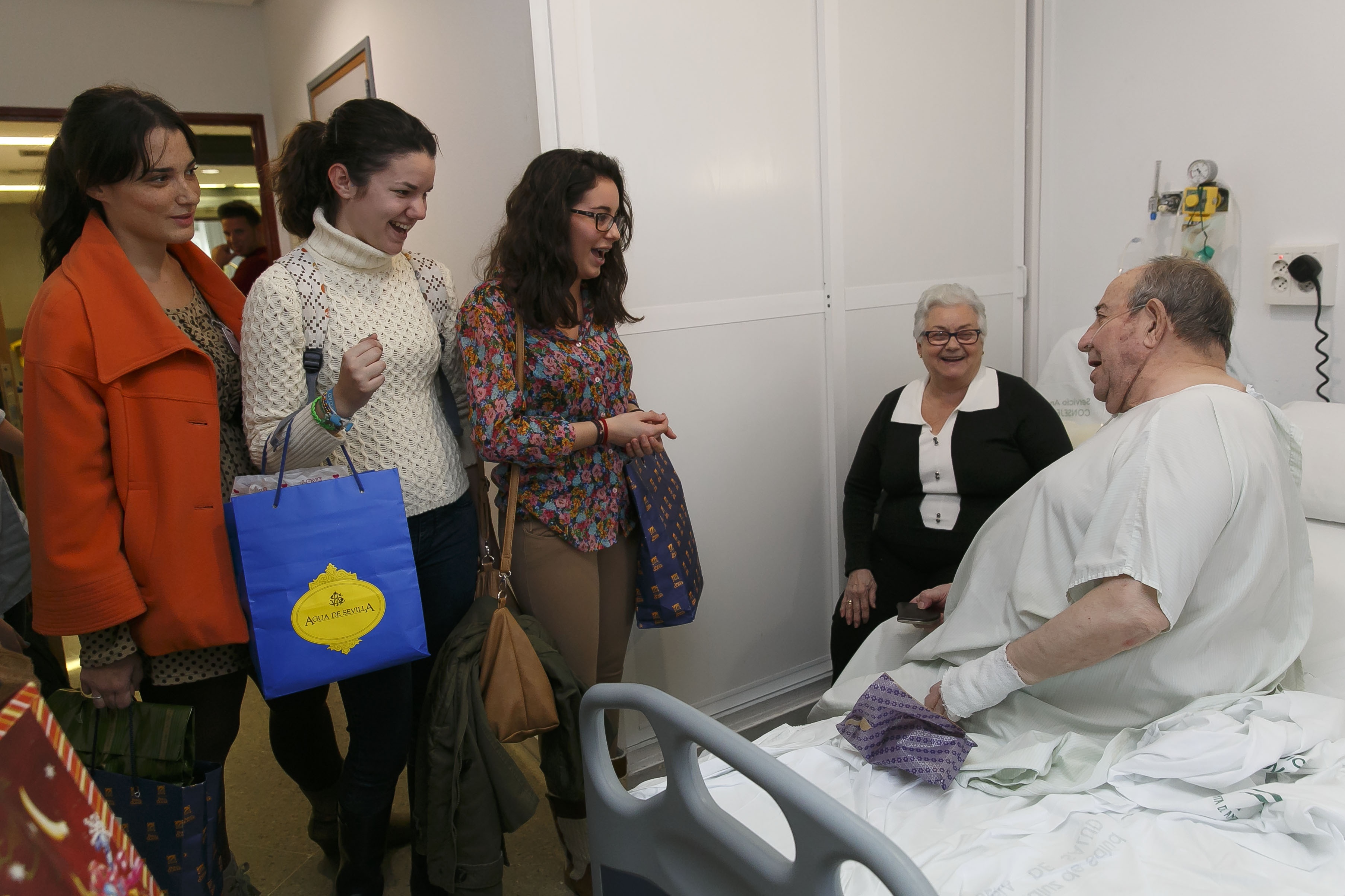 Voluntarios de la UPO reparten regalos a los mayores hospitalizados en el Virgen del Rocío