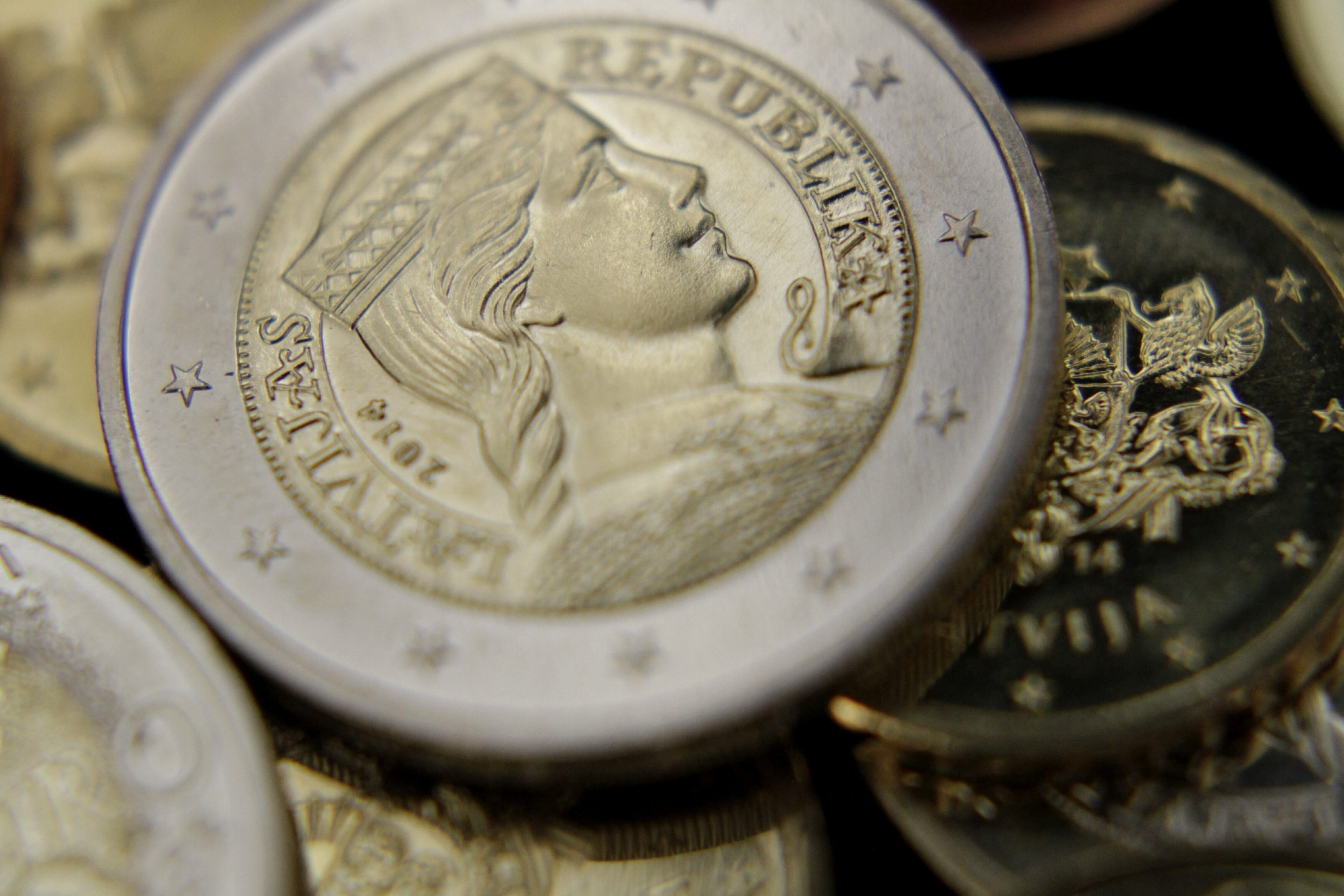 El euro baja a 1,3683 dólares en Fráncfort