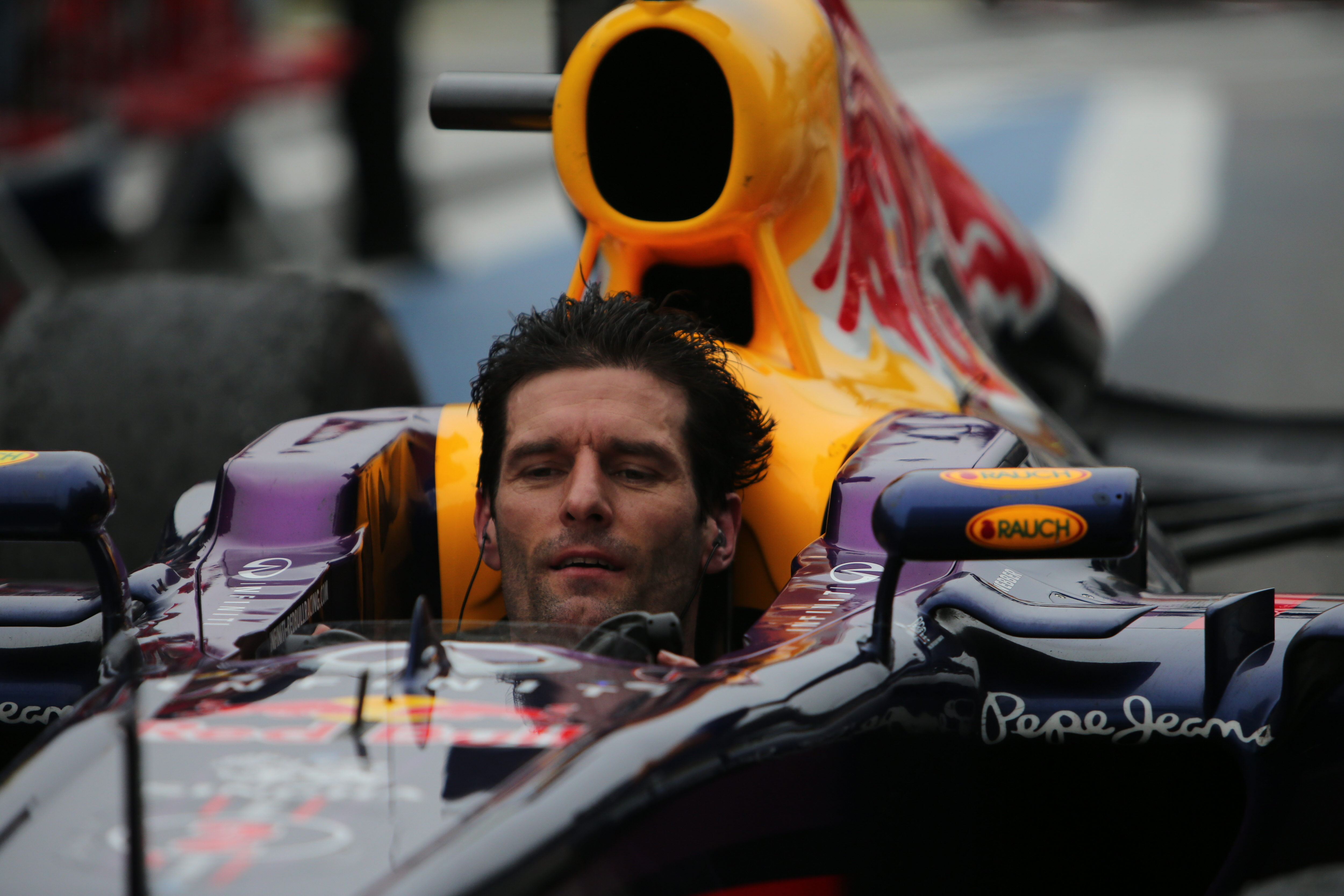 Webber se subió sobre el coche de Alonso para que le acercase a boxes en Singapur