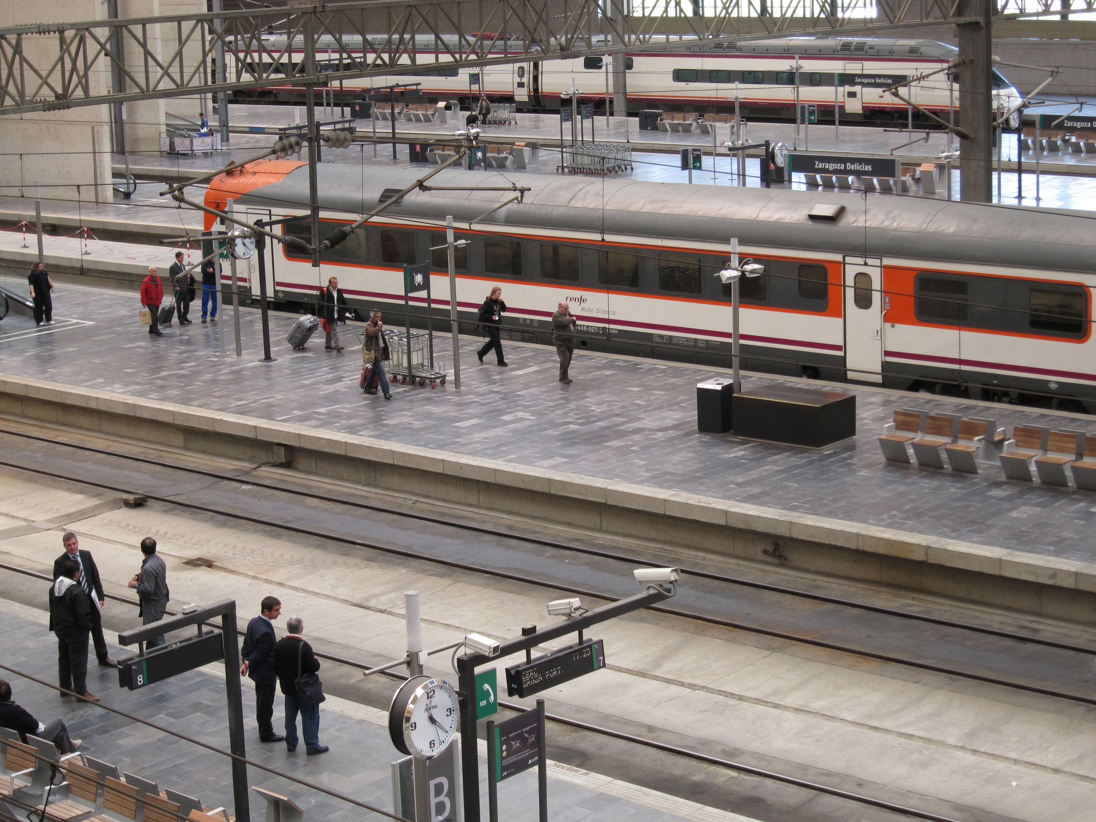 Adif instala un desfibrilador en la estación ferroviaria de Delicias, en Zaragoza