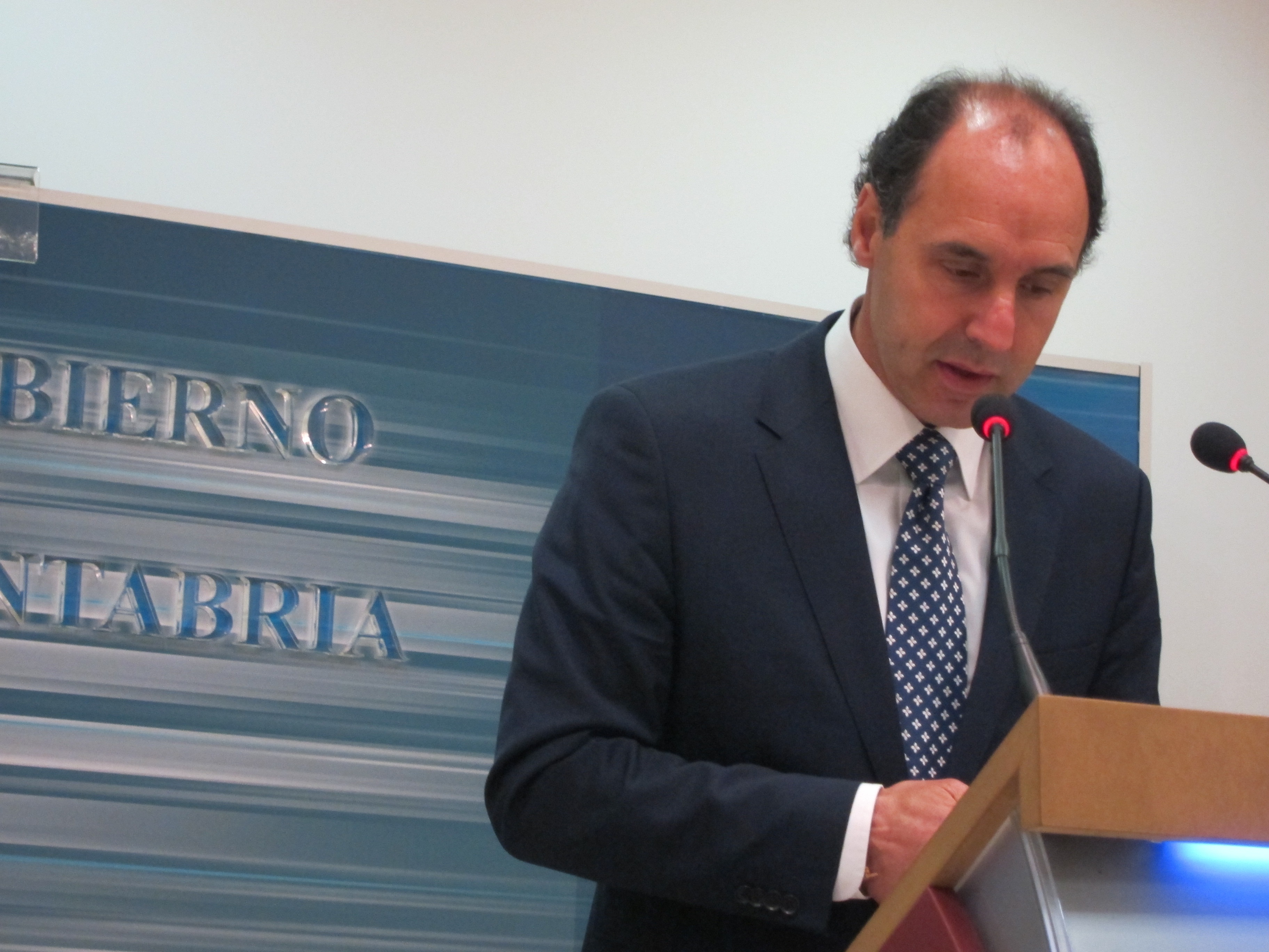 Cantabria aún no ha decidido sobre el copago aunque su «voluntad» es «seguir atendiéndolo» con el presupuesto de 2014