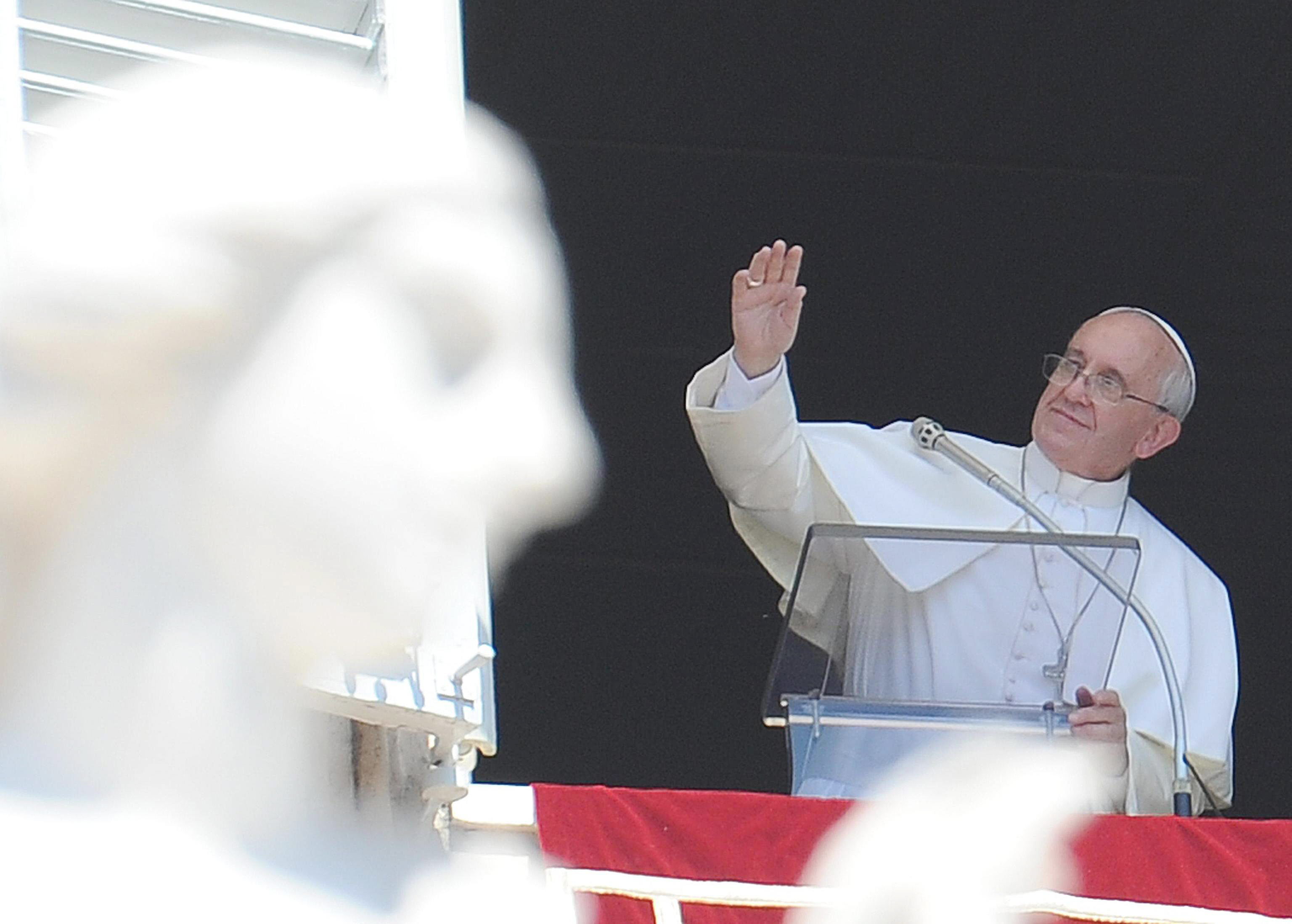 El Papa bautizó a un bebé de madre soltera y a otro de un matrimonio civil