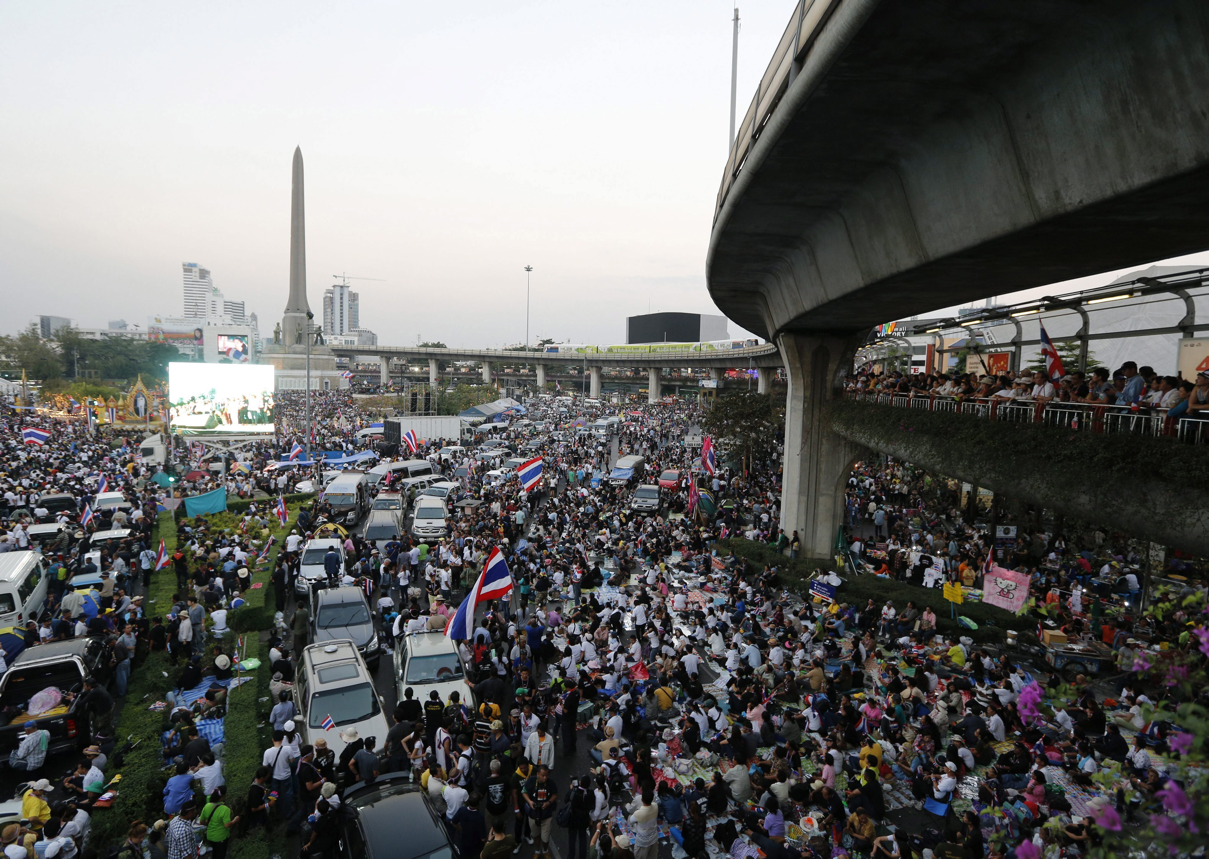 Bangkok amanece a medio gas en el segundo día del bloqueo antigubernamental