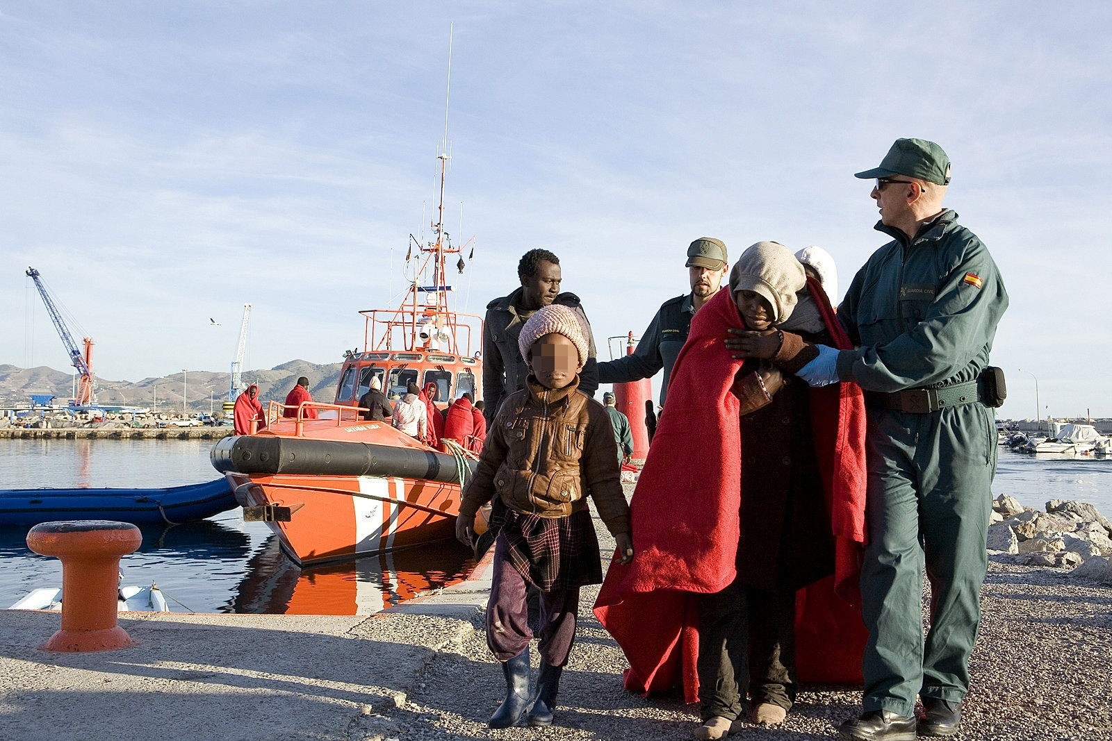 Rescatan a ocho inmigrantes de una patera en el Estrecho de Gibraltar