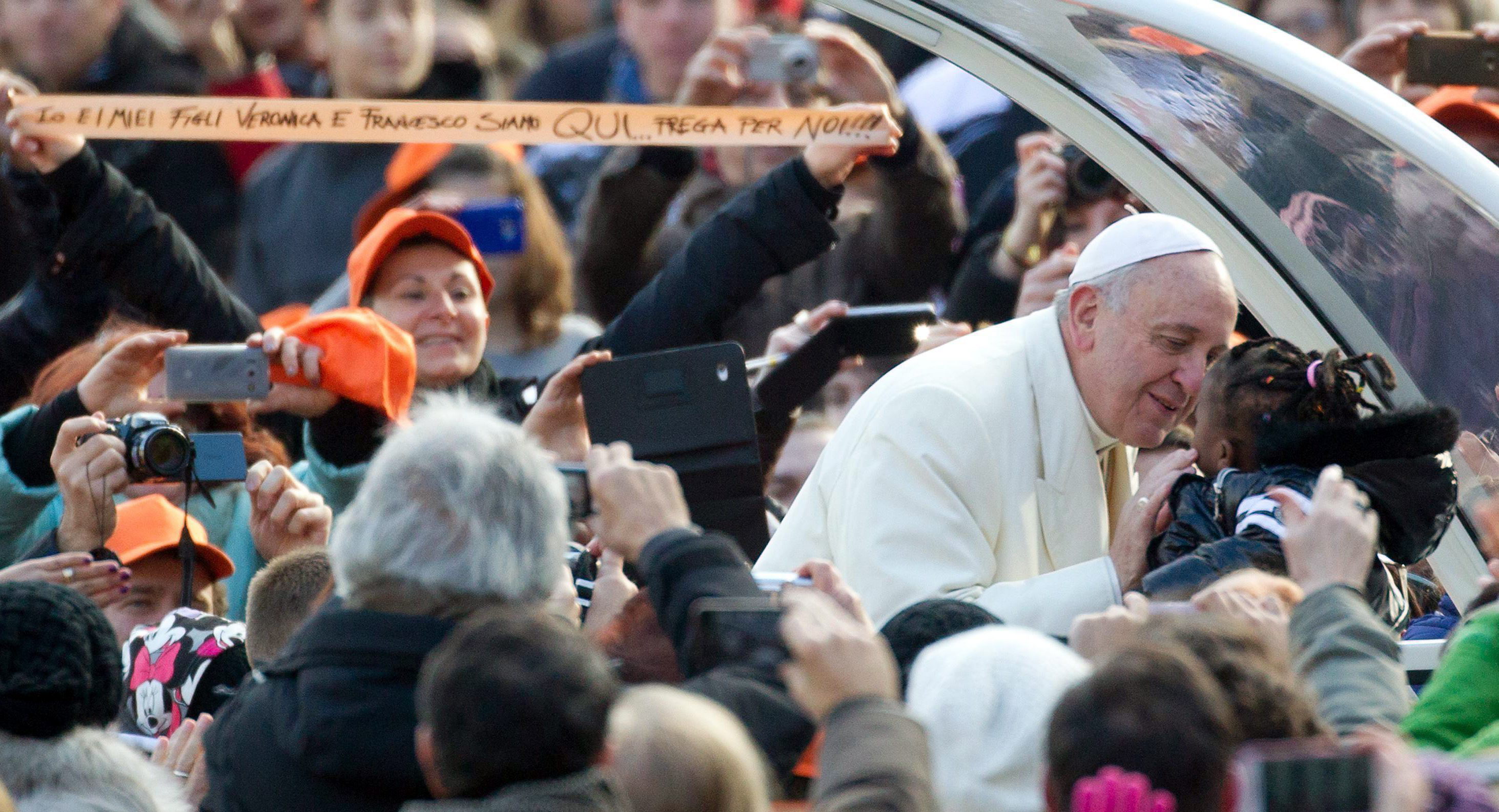 El Papa Francisco pide perdón por los abusos y dice que son la vergüenza de la Iglesia