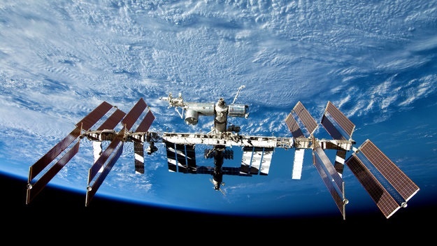 Seis horas de paseo espacial para observar mejor la Tierra