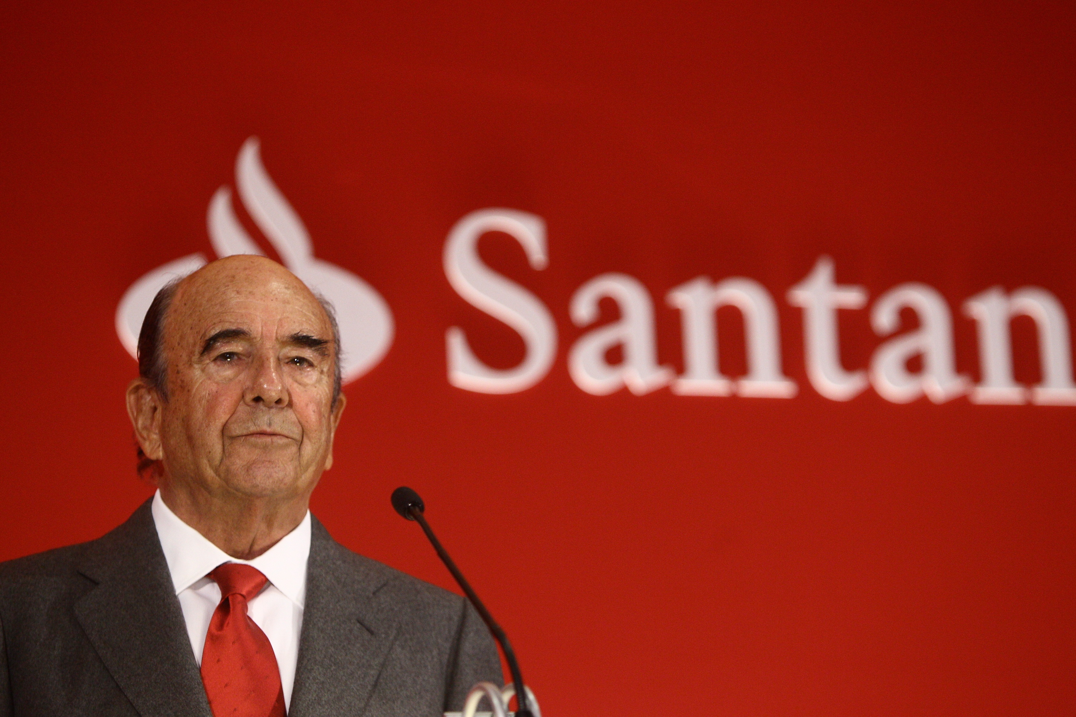 El Santander gana 4.370 millones en 2013, un 90% más, por menores necesidades de provisiones
