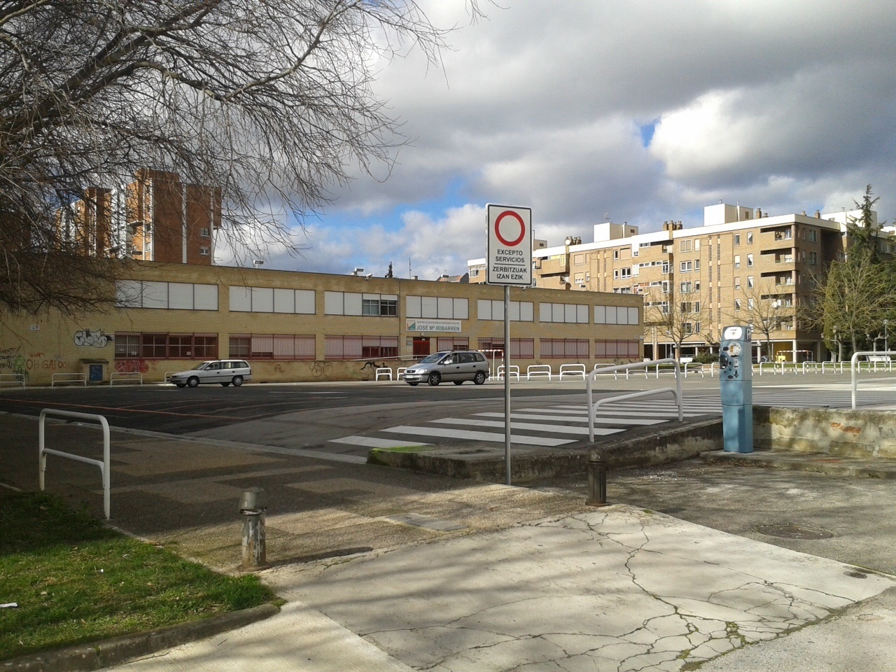 El espacio entre el polideportivo José María Iribarren y el centro de enseñanza pasa a ser patio de uso vecinal