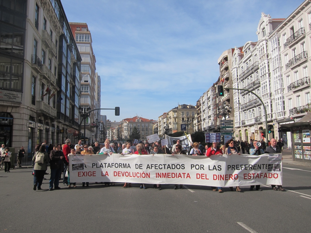 Afectados por las preferentes en Cantabria salen a la calle para advertir de que «van a seguir» reclamando su dinero
