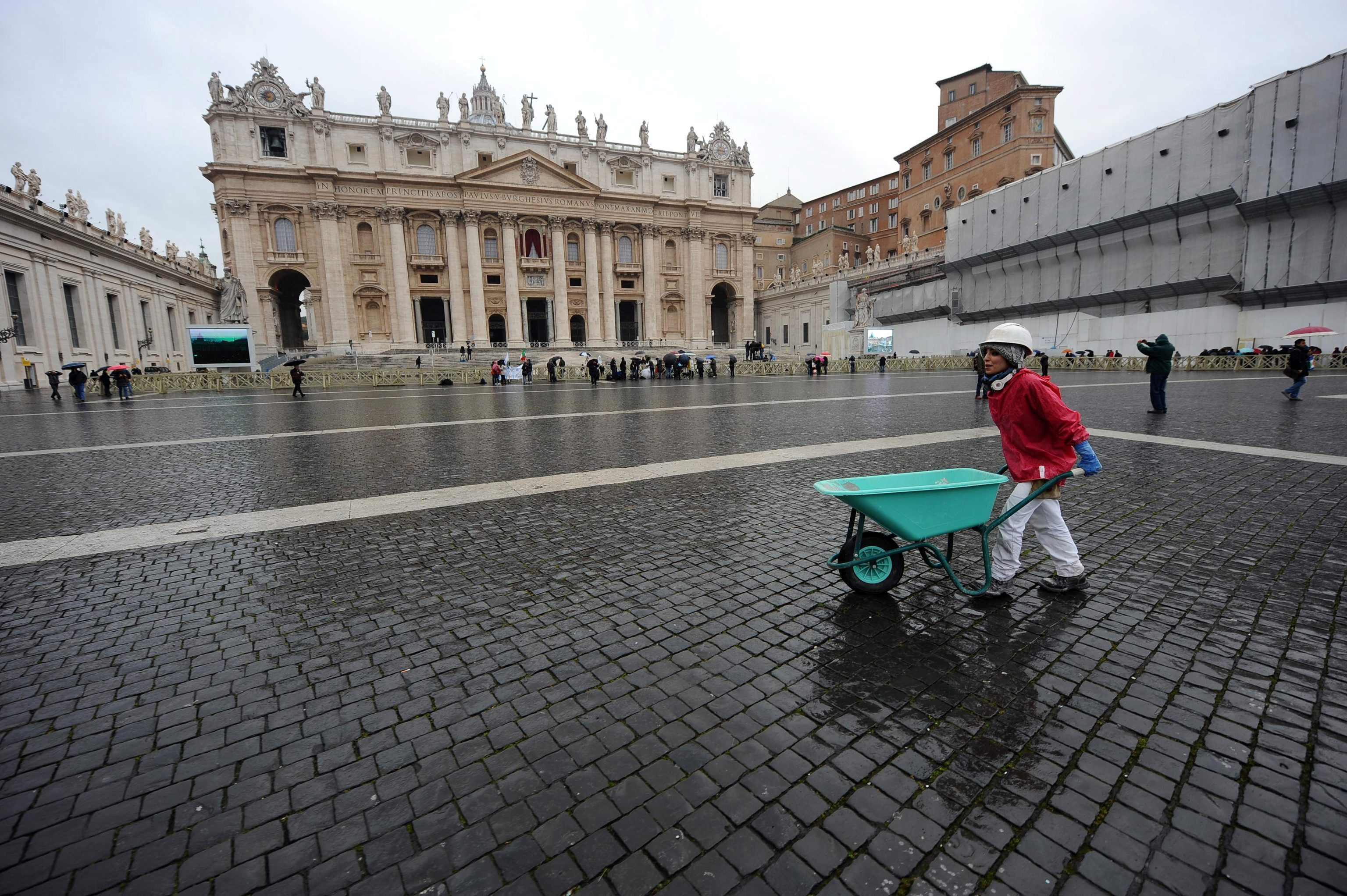 El Vaticano paralizará los ascensos y congelará los sueldos para no tener que despedir a nadie