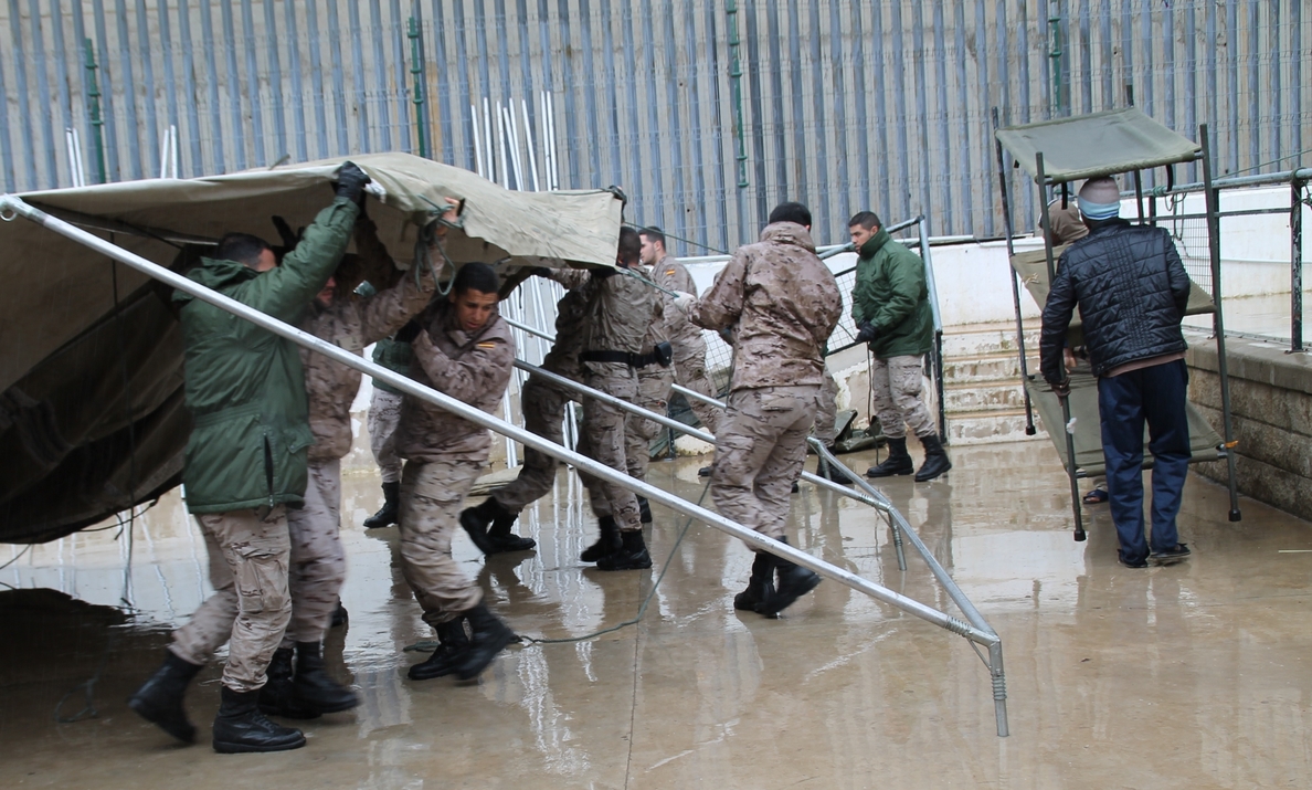 El Ejército refuerza el CETI de Melilla con tiendas de campaña y literas para 100 personas tras la última avalancha