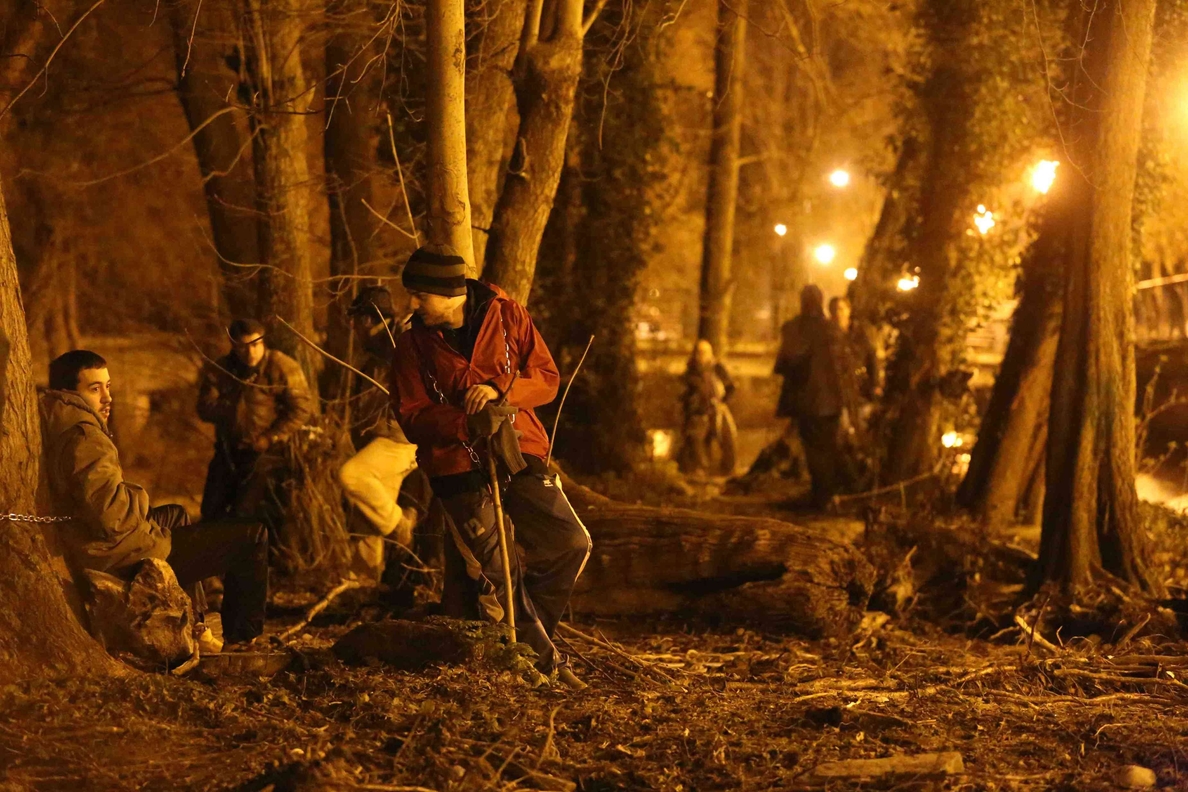 Una docena de personas se encadena a árboles en Sarria (Lugo) para evitar una tala y la construcción de un bulevar
