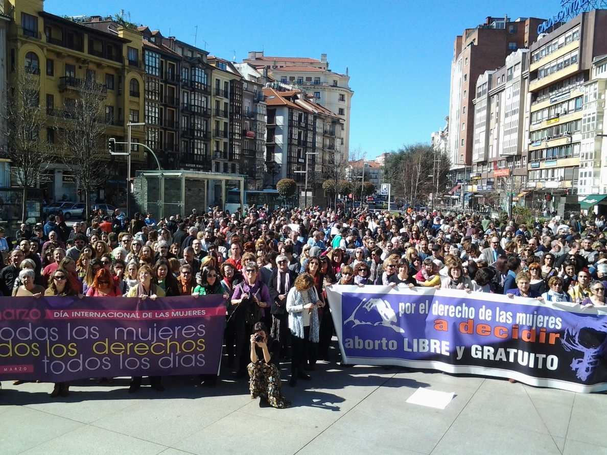 Unas 700 personas se manifiestan en Santander para reclamar la «igualdad real y efectiva» de las mujeres