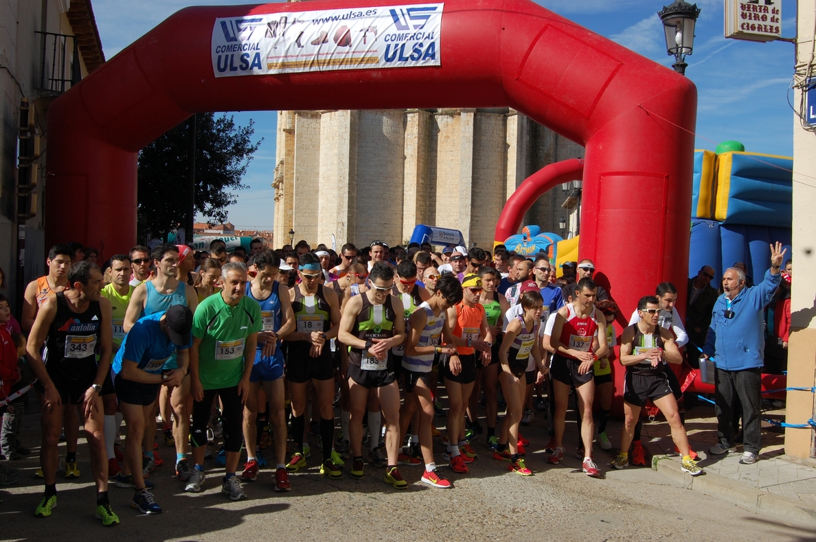 Cerca de ochocientos atletas participan en la II Carrera Popular Vacceos de Cigales (Valladolid)