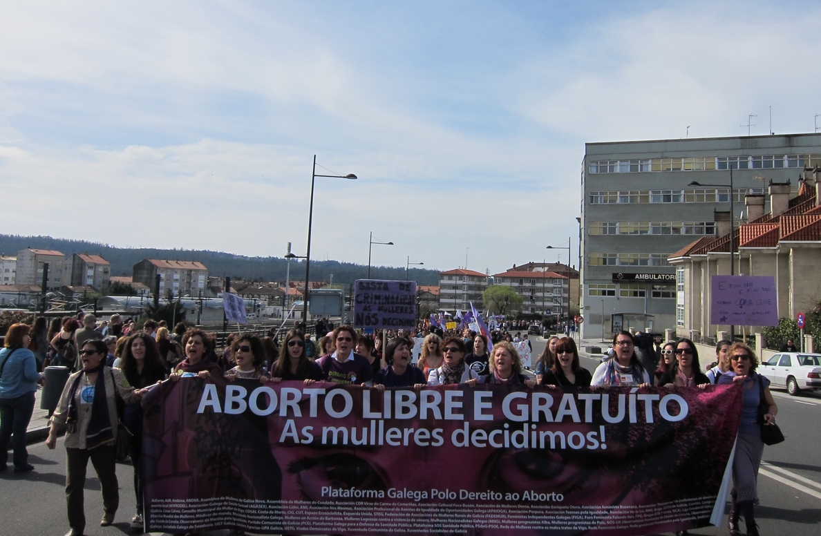 Miles de personas claman en Santiago por un aborto «libre y gratuito» y exigen al PP que retire su reforma