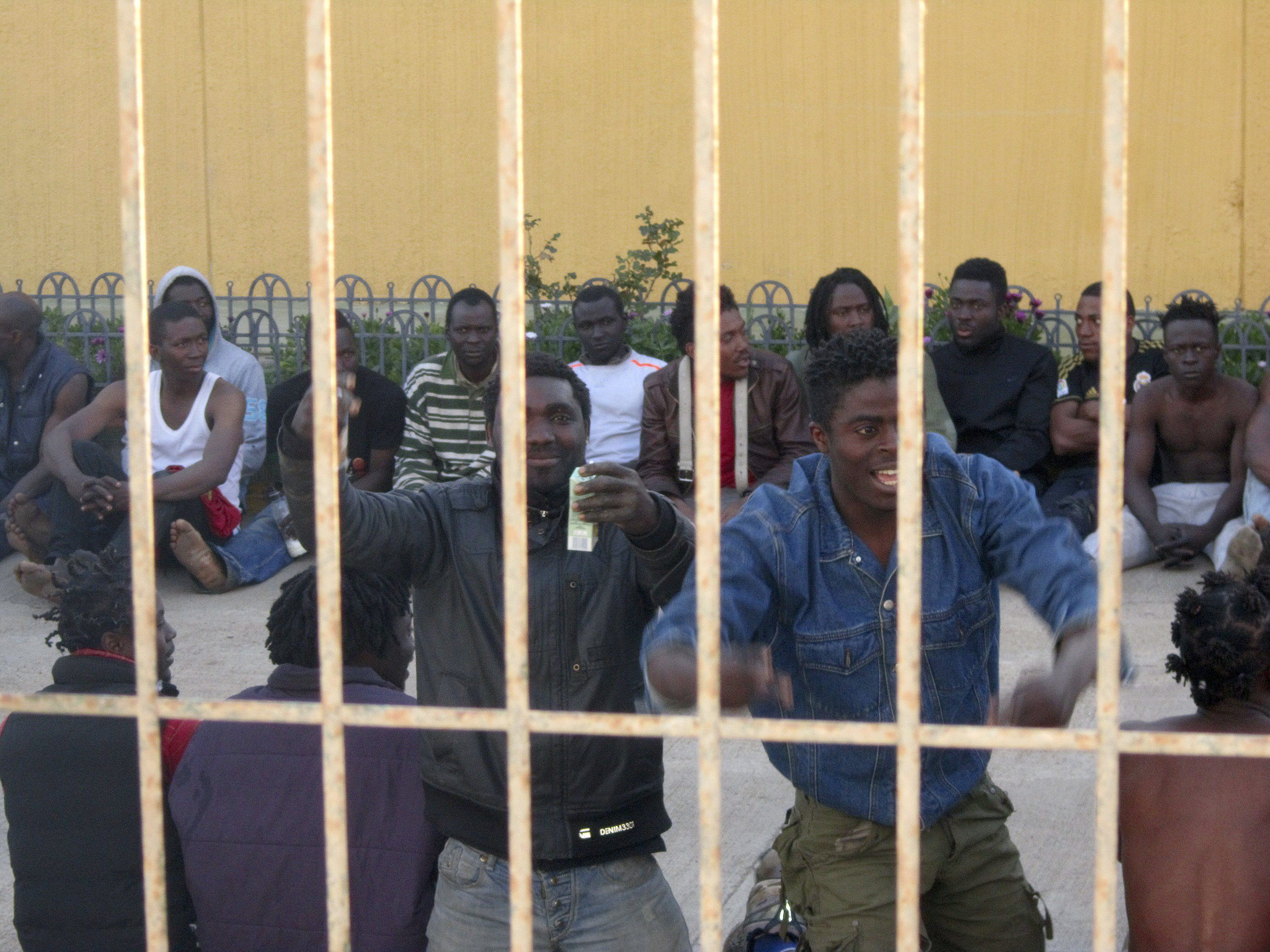 La Guardia Civil y Marruecos evitan un salto de 200 inmigrantes en Melilla