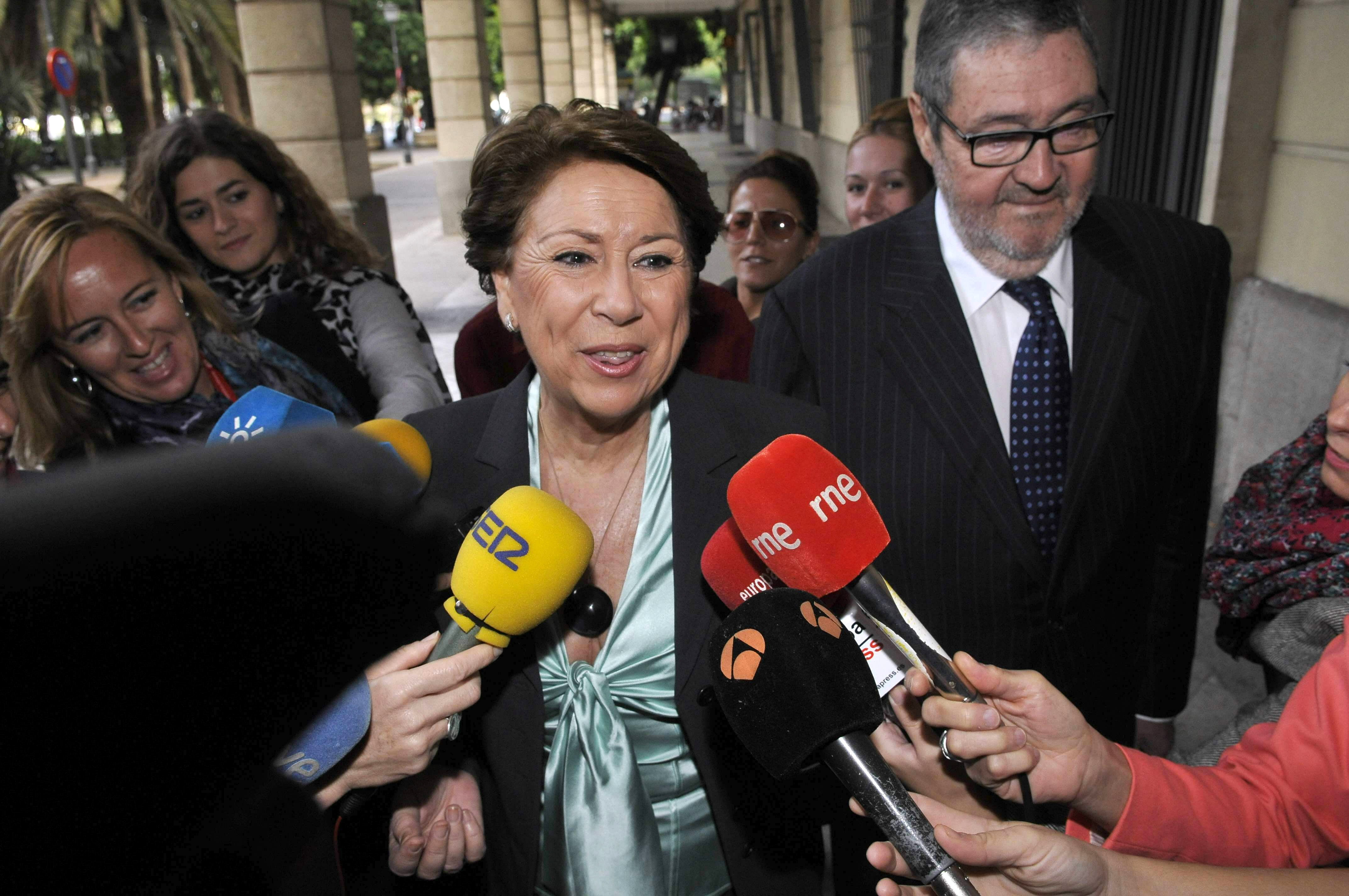Magdalena Álvarez dice que no dimitirá y demostrará la «injusticia» que sufre