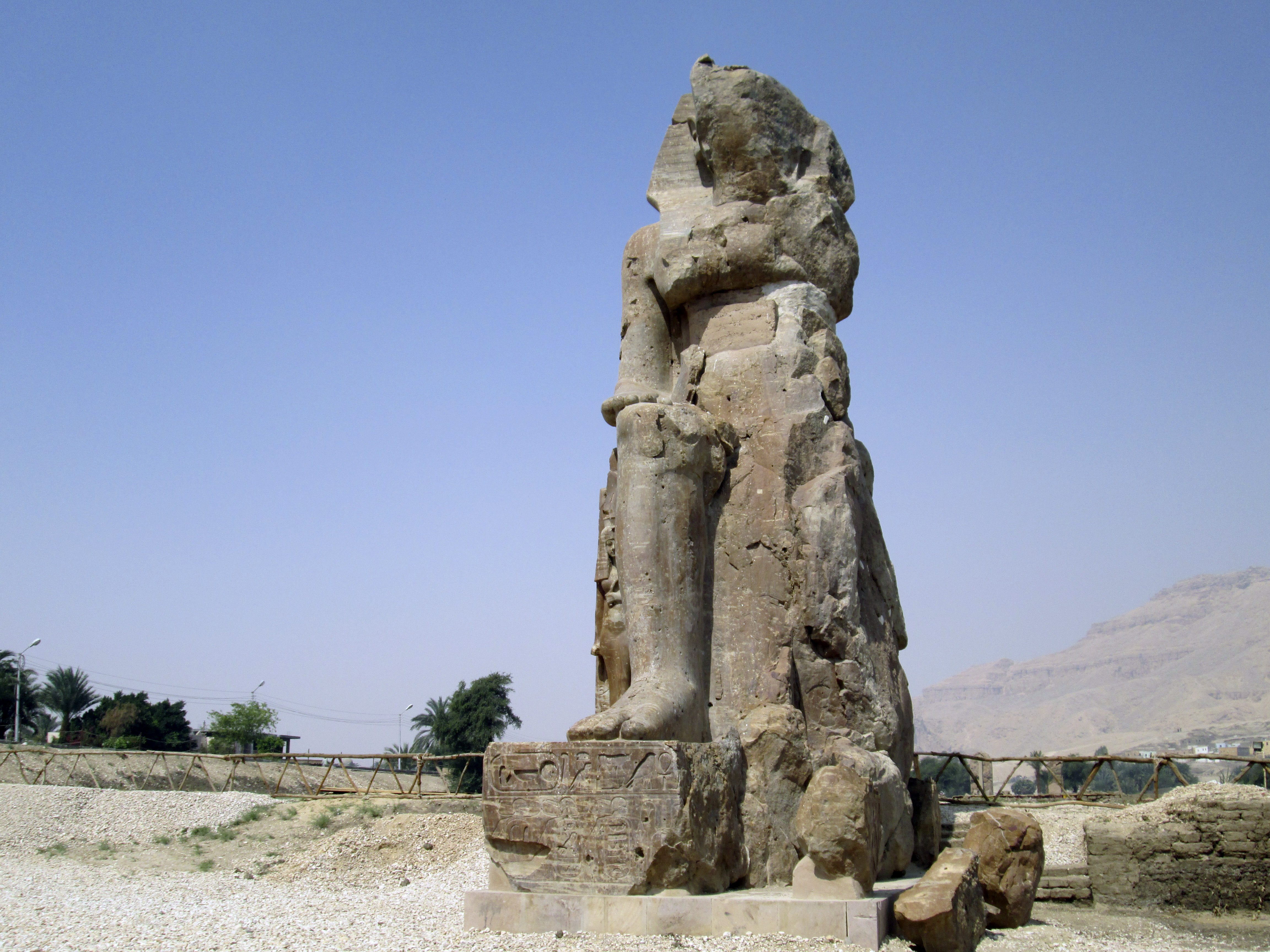 La cabeza de un coloso de Memnón vuelve a su sitio