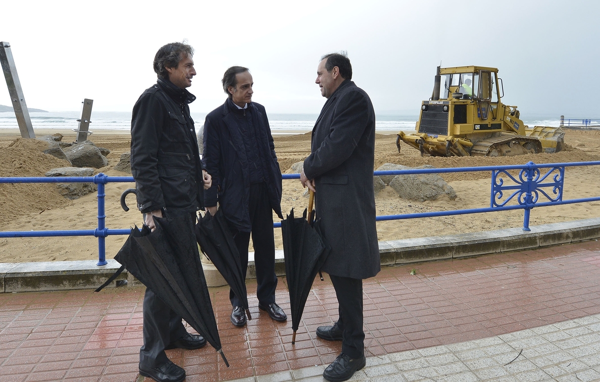 Costas inicia las labores de redistribución de arena en la segunda playa del Sardinero