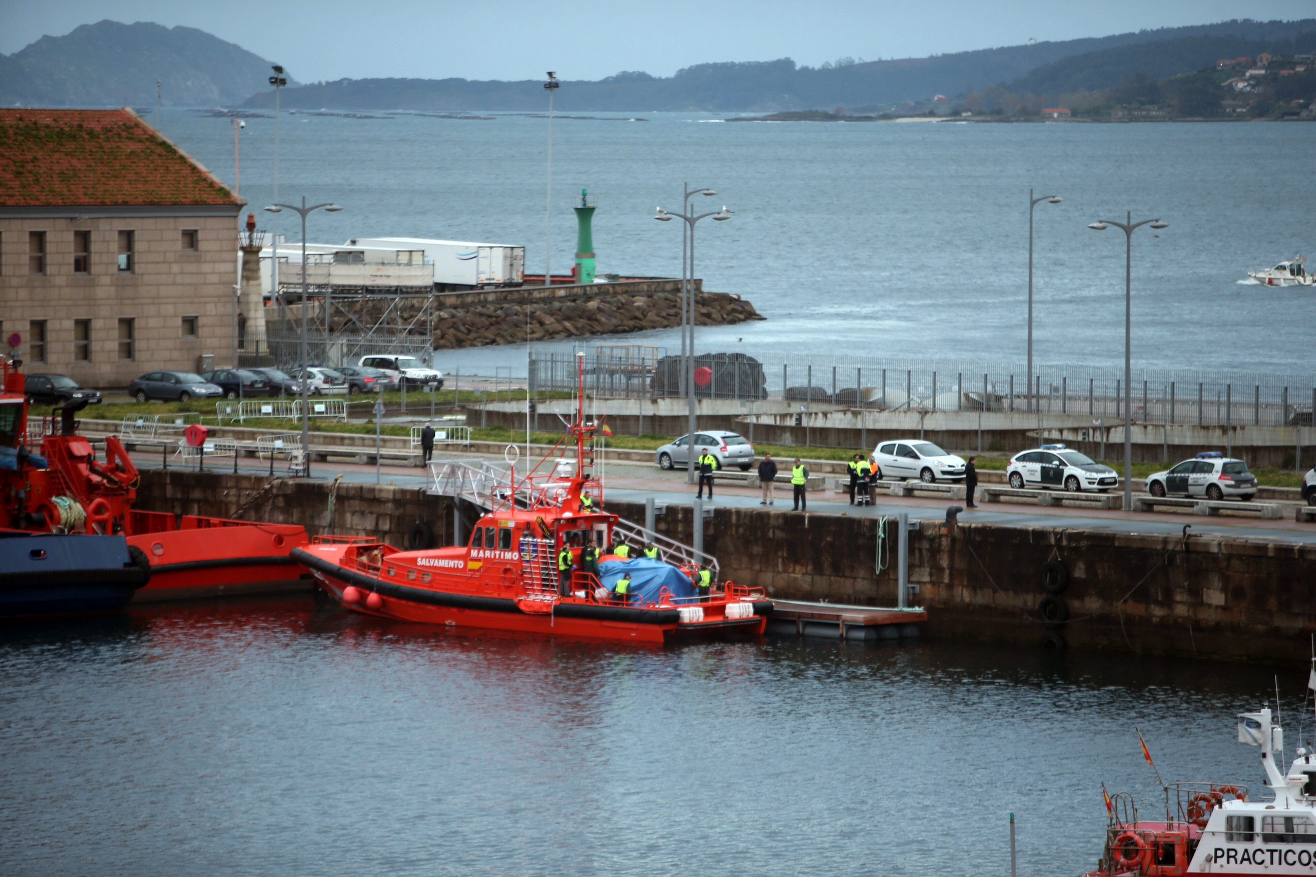 Trasladan a Vigo los restos de los tres marineros fallecidos en el accidente de los barcos
