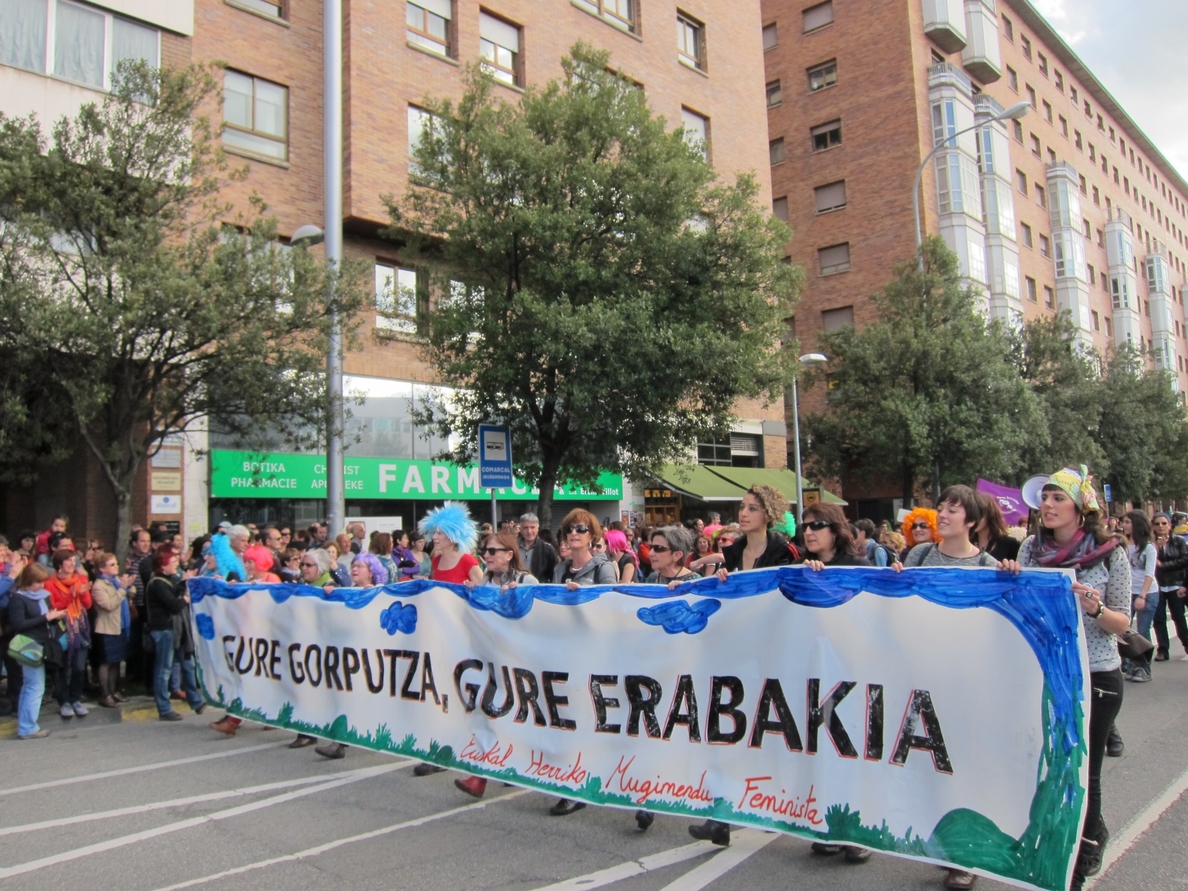 Miles de personas se manifiestan en Pamplona para reivindicar «el derecho al aborto»