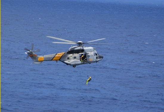 Defensa contrata a la empresa que busca al Boeing 777 para localizar el helicóptero de Canarias