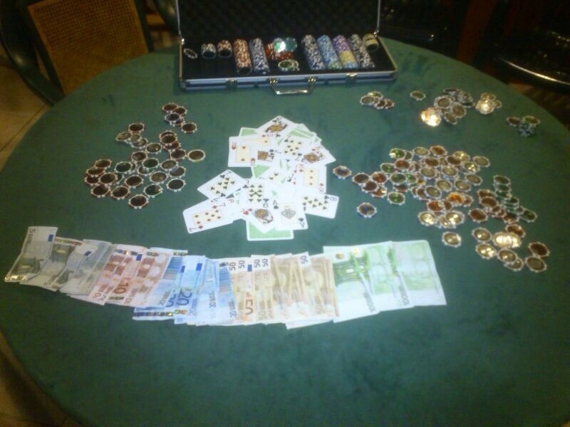 Desmantelan un local ilegal de póquer en Vélez-Málaga, donde se apostaban grandes sumas de dinero