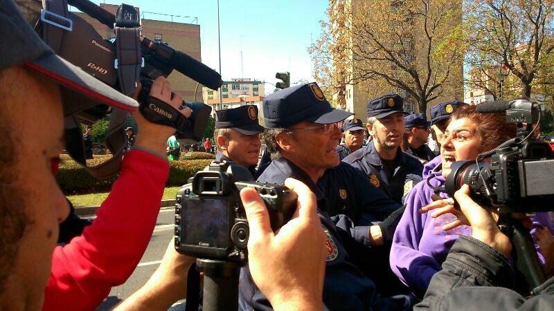 Detenido por agredir a un agente en las protestas por desalojo de la Corrala Utopía en Sevilla