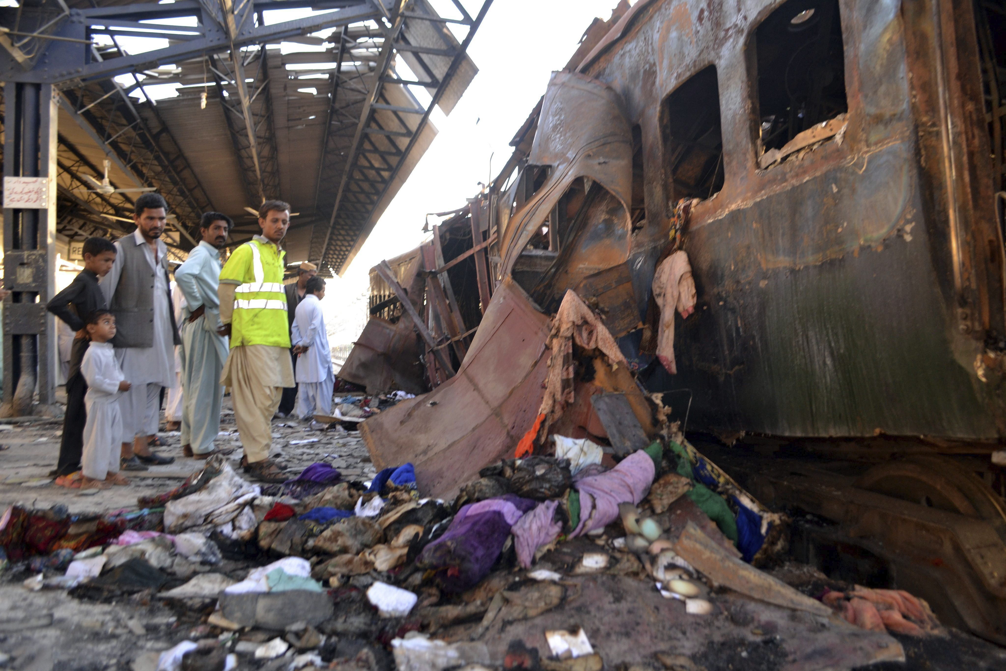Dieciséis muertos en una explosión dentro del vagón de un tren en Pakistán