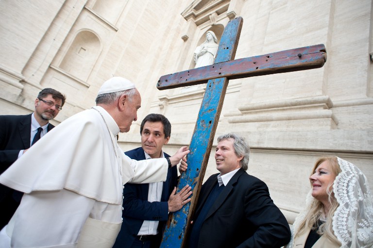 Una cruz hecha con madera de pateras de Lampedusa llega al Vaticano