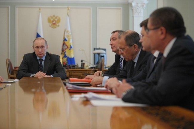 Putin ve «extraño» que Occidente reconozca al Gobierno ucraniano y no le haya dado «ni un dólar»