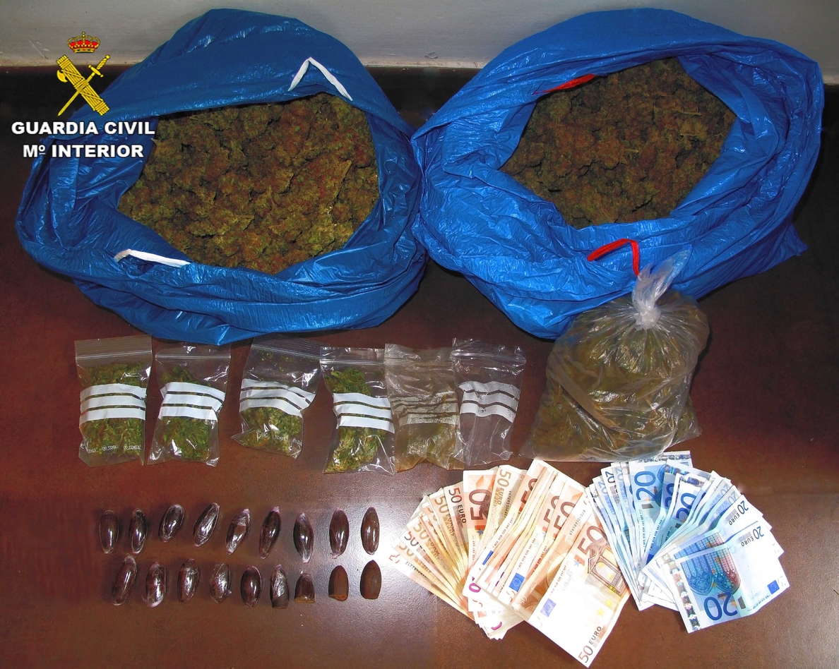 La Guardia Civil detiene a dos personas e incauta más de dos kilos de marihuana en la autovía de Andalucía