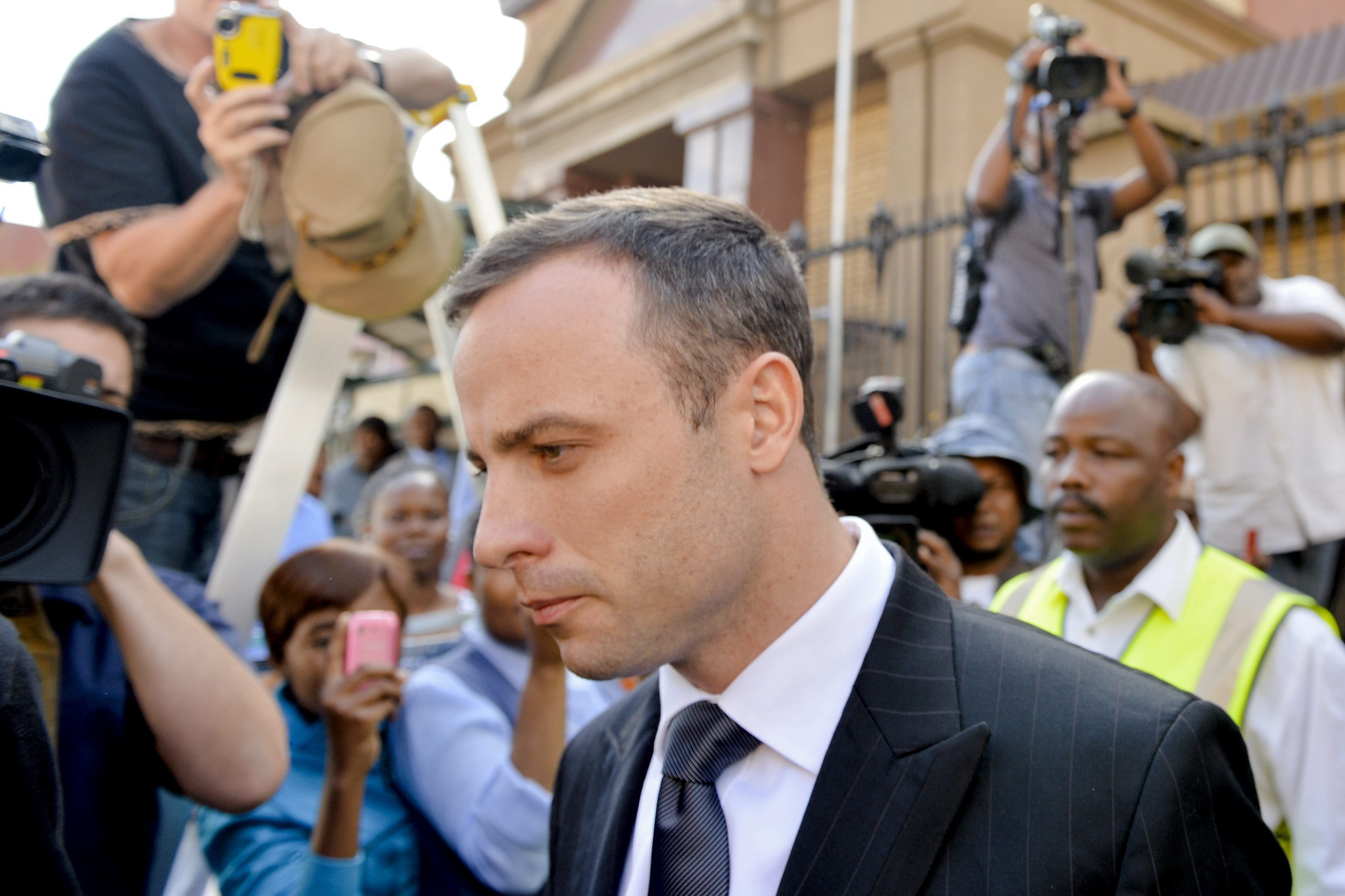 El fiscal no cree en la versión de Pistorius y él afirma que la Policía alteró pruebas