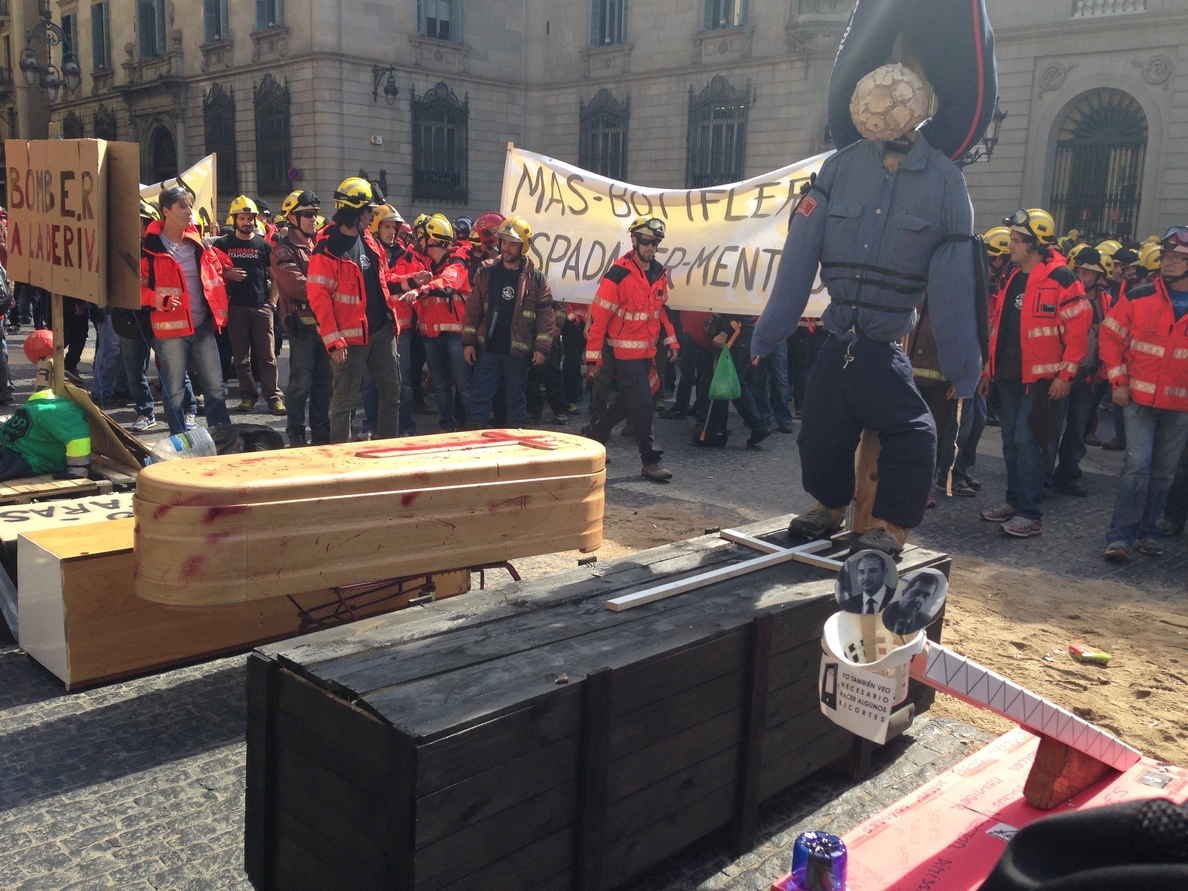 Unos 600 bomberos se manifiestan ante la Generalitat contra el «colapso» del servicio
