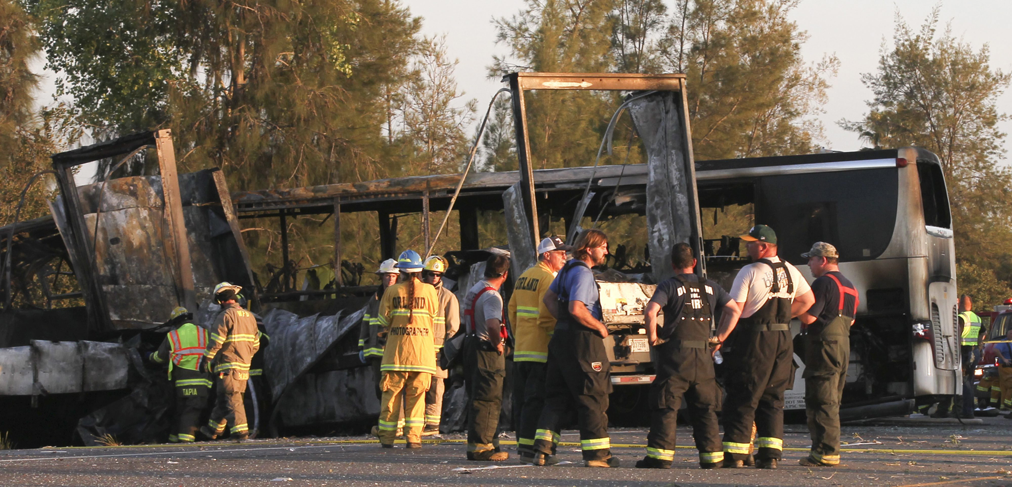 Al menos 9 muertos en un choque entre un autobús escolar y un camión en EEUU