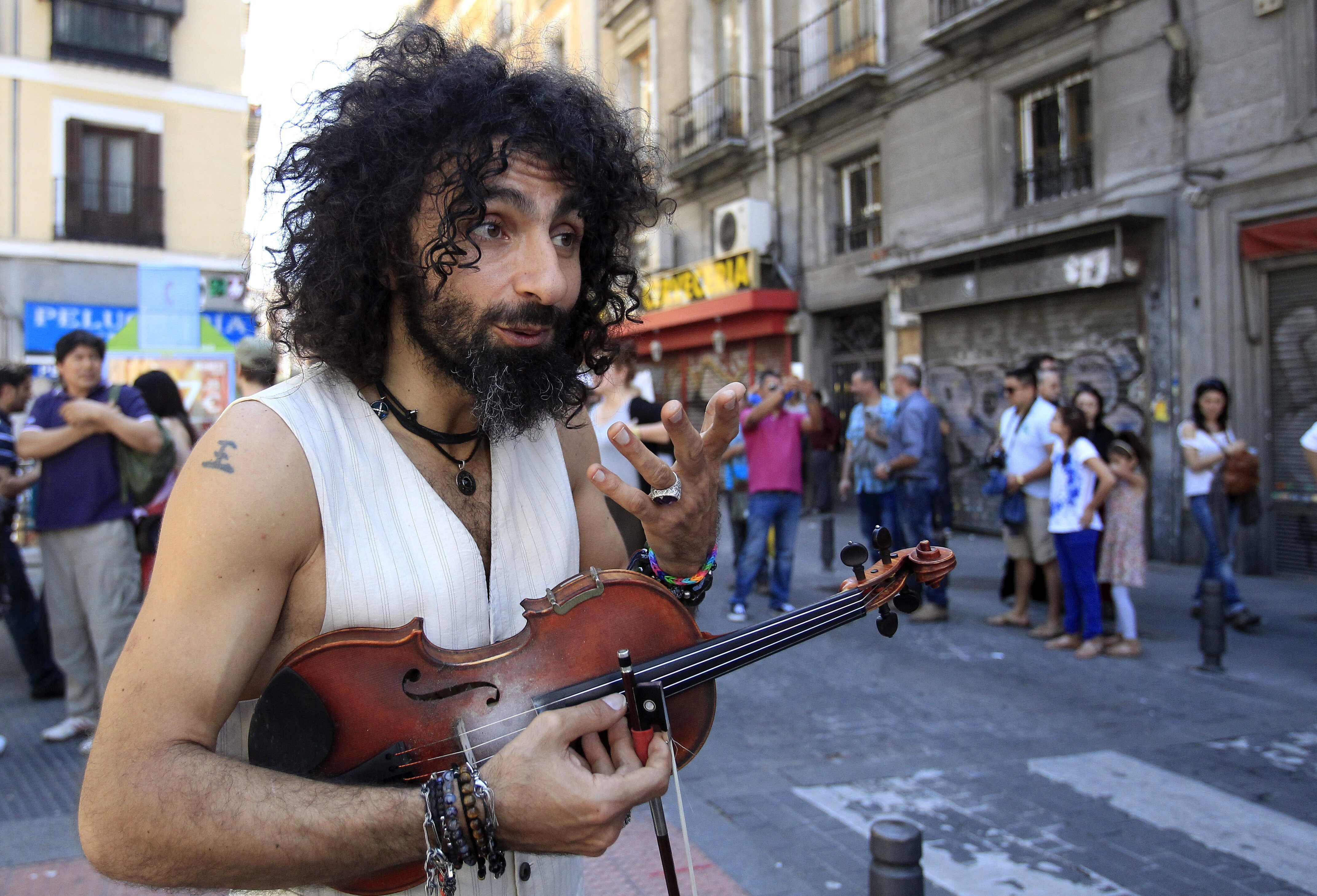Malikian y su expresionista interpretación musical en el Rastro de Madrid