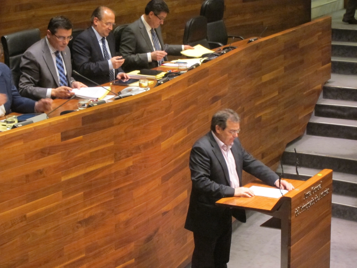 Ángel González (IU) considera «inaudito» que se lleven al Parlamento leyes «ilegales»