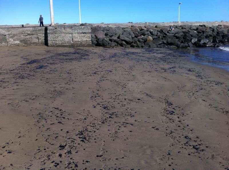 Investigan unas manchas negras aparecidas en la costa grancanaria, entre Santa Lucía y San Bartolomé de Tirajana